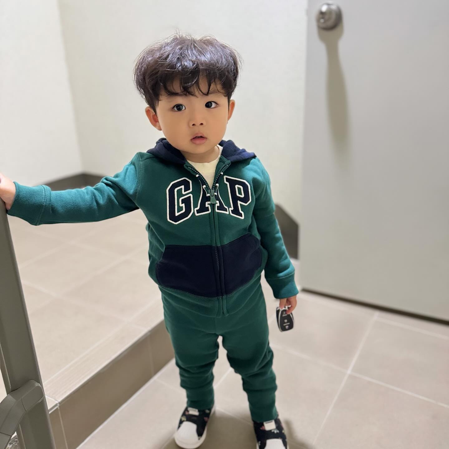 ⭐️24갤 건하룸 만들기⭐️
추리닝입고 이사갈 집 공사현장 방문
👶🏻: 여기 어디야? 
👩🏻: 이제 여기가 우리집이야😄
인테리어 직접하는데, 잘 할수 있겠죠...?🥹

#셀프인테리어 #아기방인테리어 #아파트인테리어 
#일상 #육아소통 #24개월아기