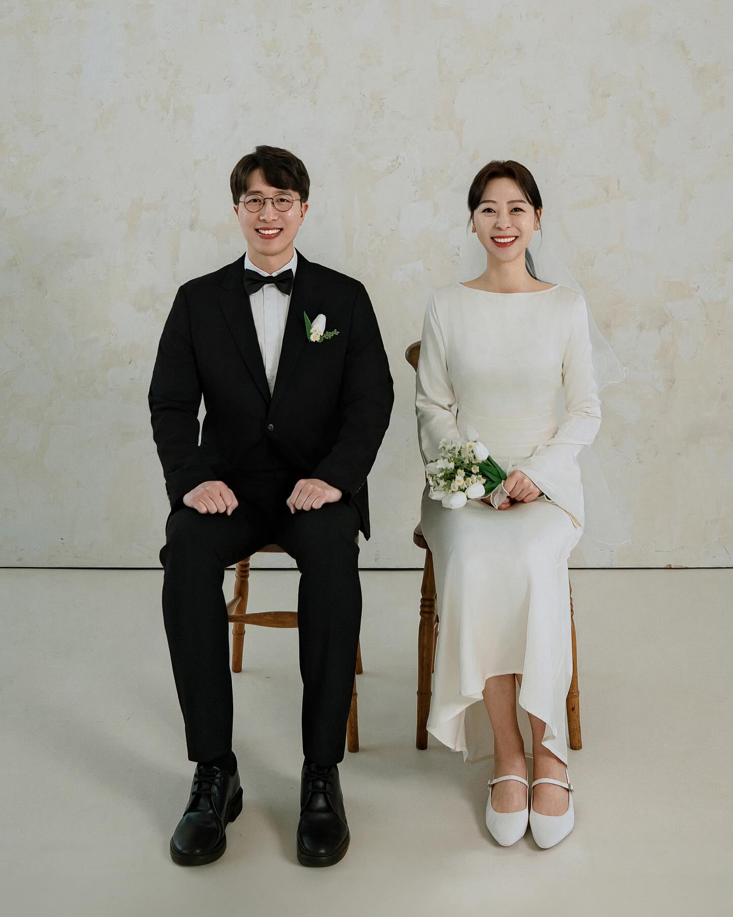 .

박민균🤍이채빈

함께있으면 행복하고 웃음이 나는
소중한 짝꿍을 만나 결혼합니다🫶

결혼식을 준비하면서 보고싶고 생각나는 분들이 너무 많았지만
혹여나 제 연락이 부담이 될까 염려되어
조심스러운 마음에 선뜻 연락드리지 못한 분들이 많습니다. 

이러한 저희의 마음을 너그러이 이해해주시고
먼저 연락주시고 축하해주셔서 감사합니다. 

좋은 날, 귀한 걸음으로 저희의 시작을 축복해주시는 모든 분들과
멀리서 보내주시는 따뜻하고 소중한 마음들
잊지않고 보답하며 예쁘게 잘 살겠습니다🤍

💐 2024.06.16 (일) 14:00
💐 아펠가모 잠실점 2F 웨딩홀