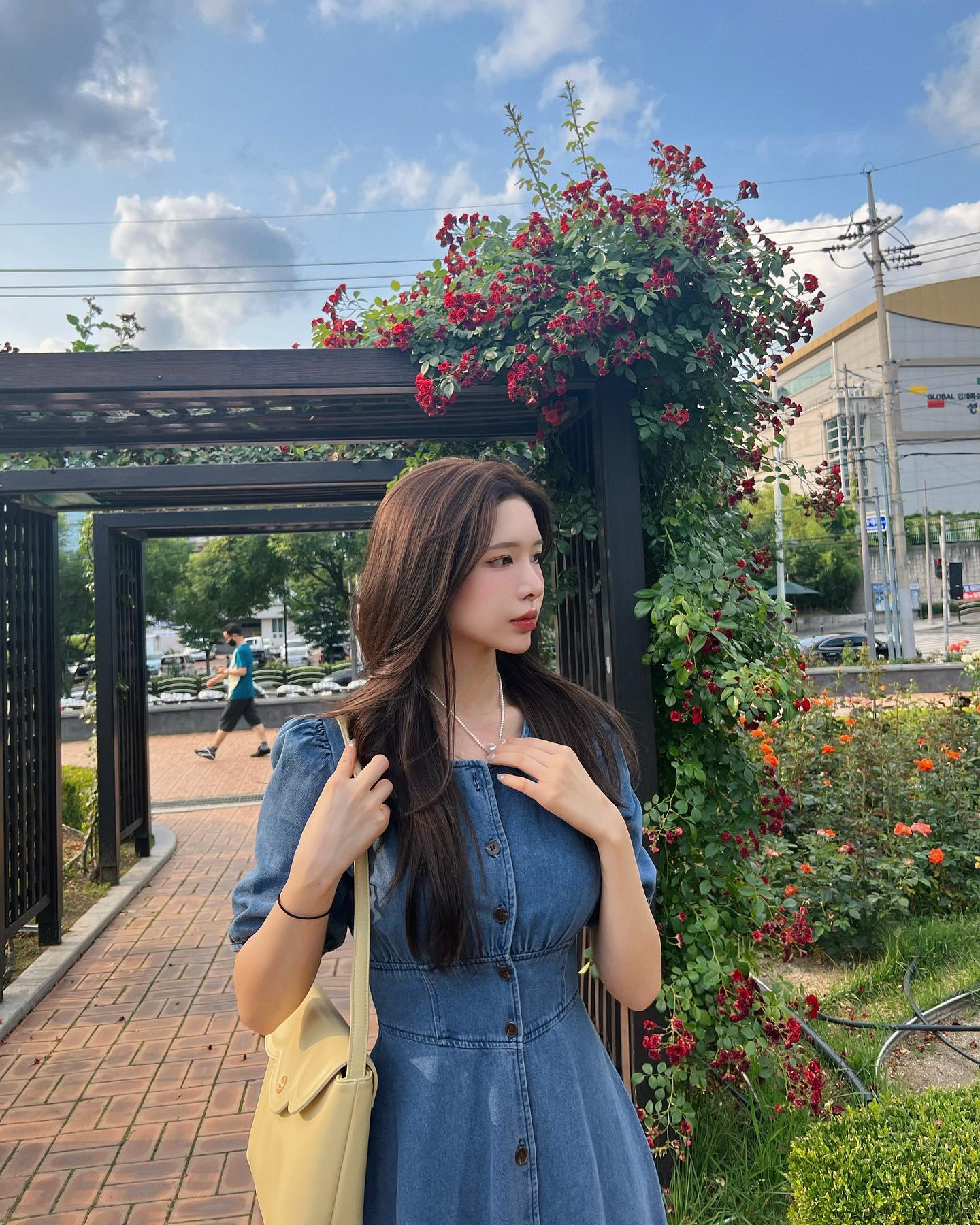 원피스 허리라인 너무 잘 뽑았네 ..🤍
Cutie한 내 목걸이랑 색감 너무 예쁜 내 가방 ♡ 
(일하고 와서 울 학생이 준 인형 달랑달랑 ㅋㅋ 기여워 🤍)
 
#협찬 
👗: plasticisland_official
📿: dani._.room
👛: puluck_official