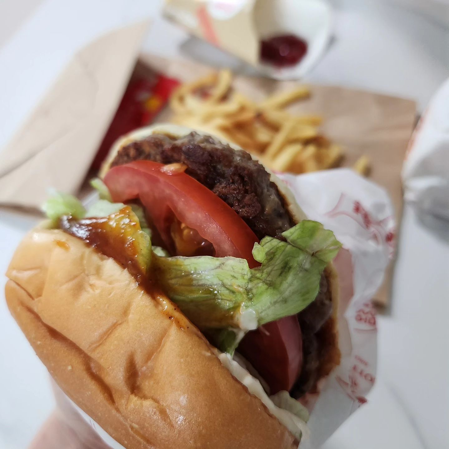 진짜 오랜만에 햄버거🍔
올만에 먹으니 진짜 꿀맛 ㅎㅎ

#롯데리아 #롯데리아햄버거 #햄버거 #한우불고기버거 #데리버거 #더블엑스버거 #햄버거세트 #육아중 #휴식 #맛있어 #먹팔