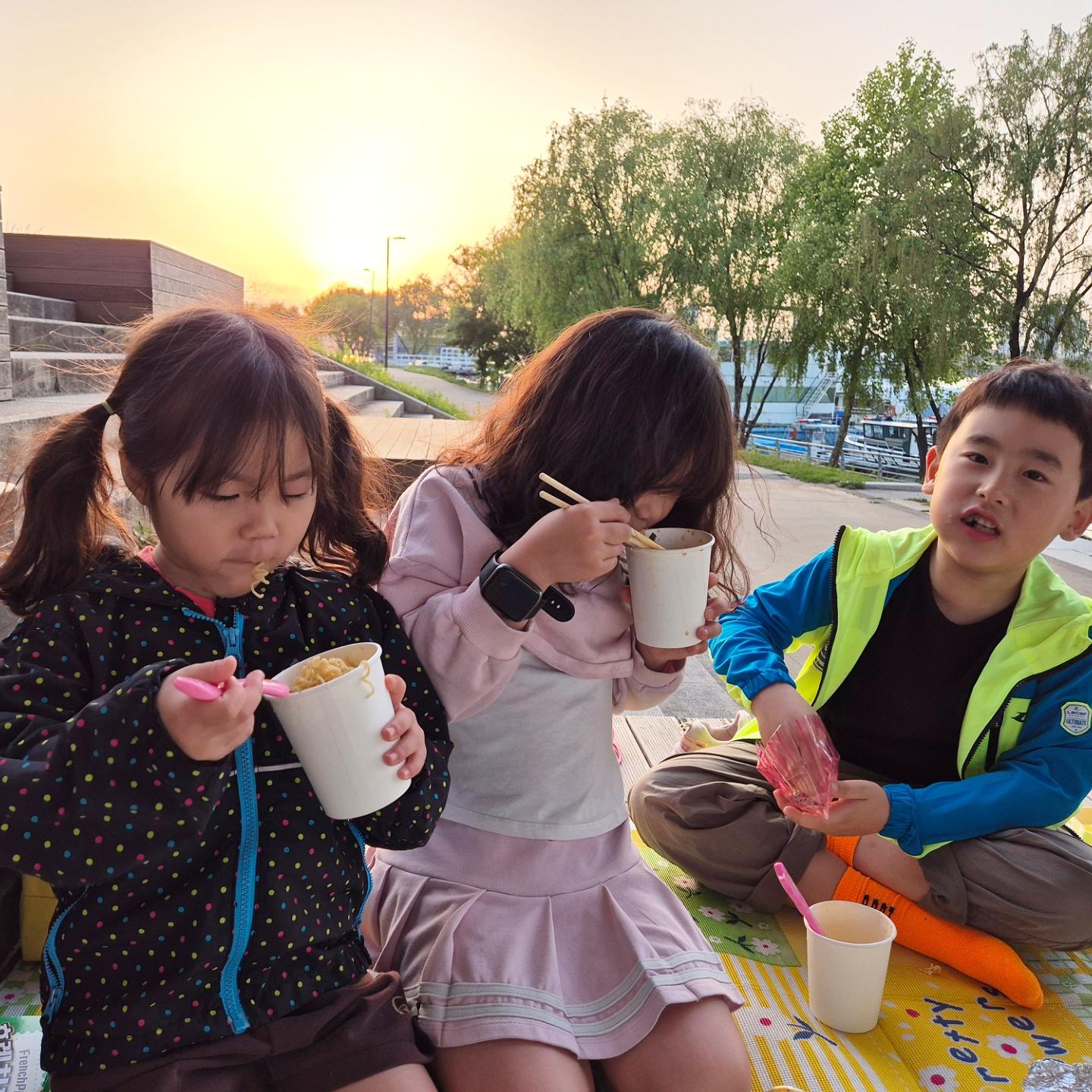 여기 진짜 너무 좋다♡

반해버린 곳

한적하고 좋다

조금 추웠지만

진심 행복!

우선 오기만 하면
퇴근하고  데리러 와서

기사할 예정이니

맥주도 한캔♡

다음엔 6캔 챙겨가야지!

1인1캔이 아쉬운ㅋㅋㅋ

찐 좋았던 순간

#여의도한강공원
#한강나들이
#한강피크닉
#서강대교

#한강컵라면