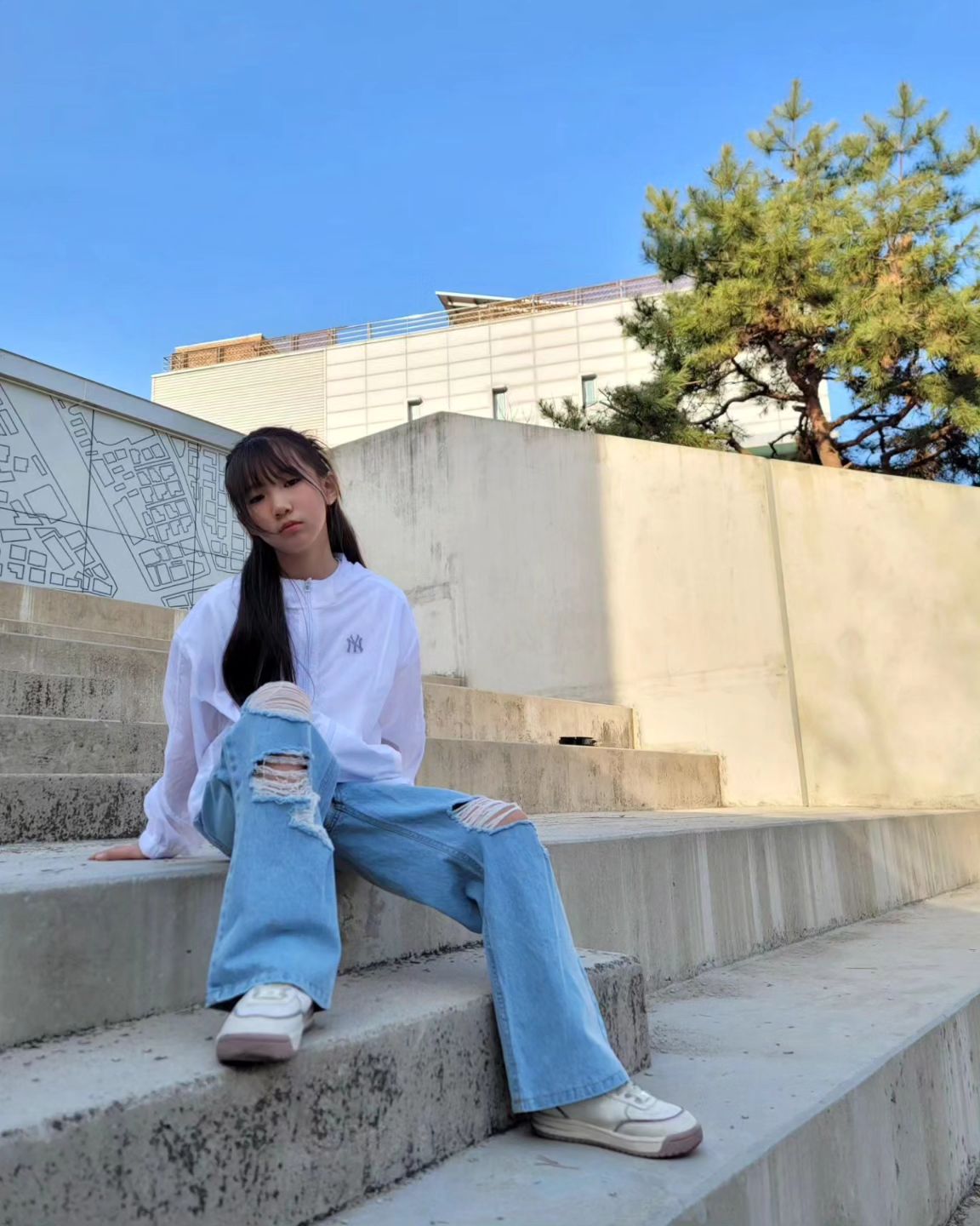 가볍게 툭 걸쳐주면 완성되는
힙하고 스포티한 무드