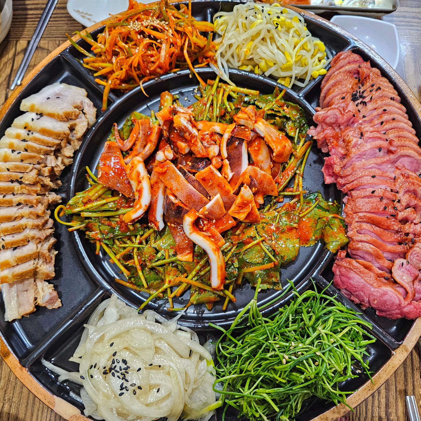 오징어 보쌈 & 동죽 칼국수 맛집🔥

보쌈고기랑 오리훈제의 조합 너무 좋구요☺️
오징어는 탱글 탱글한 식감 미쳤어요ㅜㅜ

참나물 무침은 양념이 새콤해서 계속 땡기는데..
오징어랑 같이 먹으니까 존맛🔥

쌈싸먹어도 맛있는데.. 그냥 먹어도 맛있음..ㅜㅜ
오징어랑  보쌈고기에 얹어 먹어도 너무 잘어울림..❤️

동죽칼국수는 짭쪼름하면서 뜨끈한 국물은 찐하고 
면은 쫄깃 쫄깃 김치까지 얹어먹으니까 최고 👍🏻👍🏻

#청주#충북#청주맛집#칼국수#동죽칼국수#칼국수맛집#오징어보쌈#오징어보쌈맛집#사창동맛집#충북대맛집#충대맛집#청주맛집추천#사창동#오늘도묵지_청주#세뚜리동죽칼국수#청주사창동맛집#청주칼국수맛집#청주칼국수#사창동칼국수#오징어#보쌈#오리훈제#충대#충북대