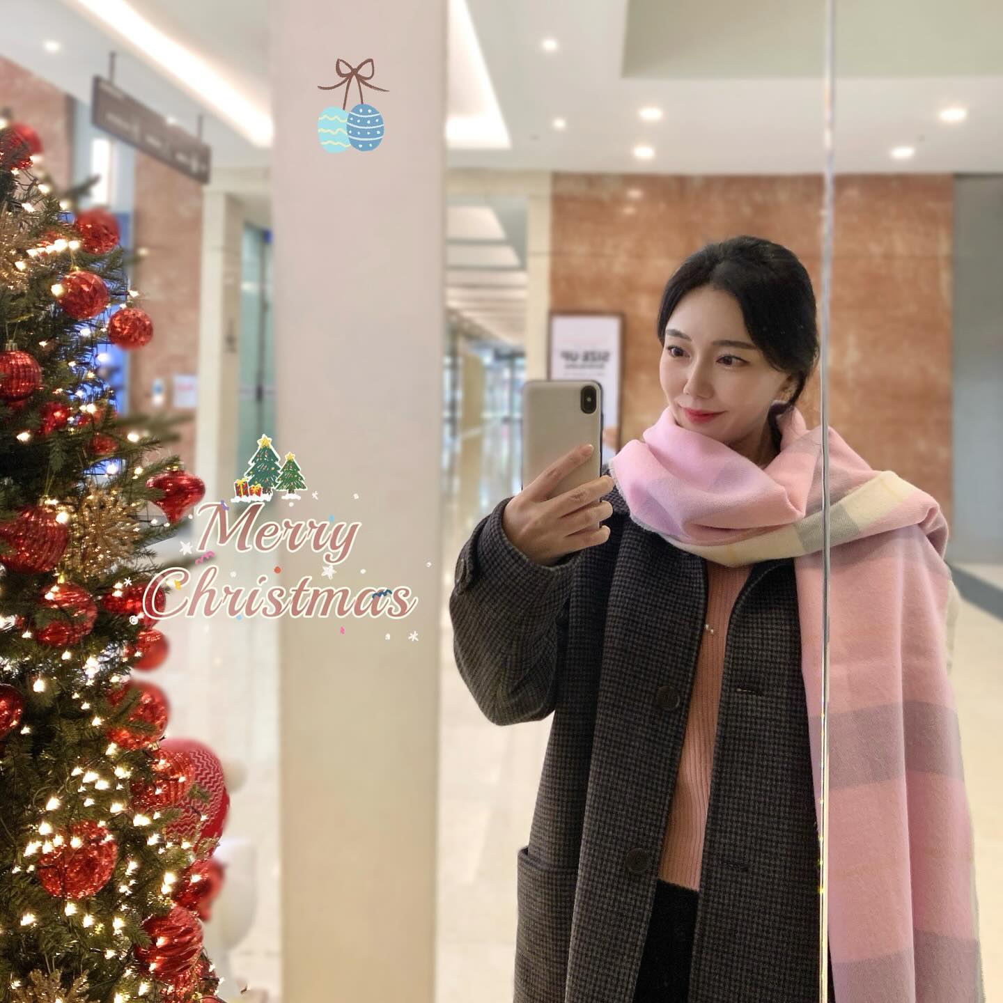제공받음 크리스마스 분위기💕

요즘 밖에 나가면 어디서든 트리를
볼 수 있어서 기분 참 좋아요!🎄
코트에 폭닥한 머플러 하나 둘렀더니 
따땃해 보이는게 착장도 연말느낌 가득!! 🫶

원사부터 제작까지 오직 국내에서 국산제품으로
이루어진 소브라노 머플러는 숄로 
둘러도 될 정도로 큼직하고 폭닥해서 굿! 👍
디자인이랑 컬러도 굉장히 많아서 취향에 
맞게 골라쓰기도 참 좋은데 제가 두른 
예쁜 베이비핑크는 195번!!💕
반대편은 화이트라 두가지 느낌 다 낼 수 
있어서 좋더라고요~

저는 이벤트 참여해서 받았고 
요기서 구경해 보세요 😊
#소브라노 
kelly_junghwa 

비온다는데 우산 꼭 챙기시고
한주 알차게 보내셔용!😆
라뷰❤️

#머플러추천 #소브라노머플러 #목도리추천 #겨울목도리 #체크목도리 #머플러숄 #숄머플러 #빅머플러 #체크머플러