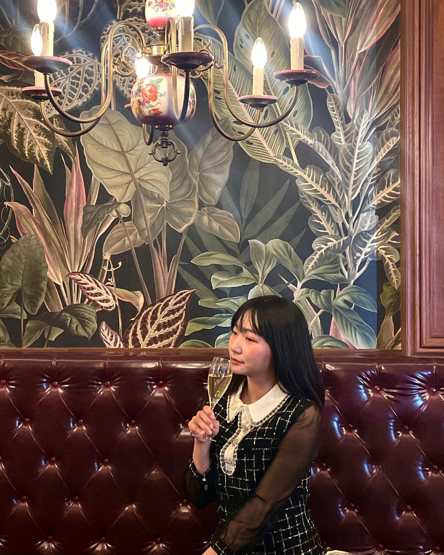 #협찬 augusthill_jamsil 

소중한 사람과 방문하면 좋은 분위기 맛집 소개해드릴께요 ❤️

6월1일부터 스테이크 하우스인 어거스트힐 방이점이 
강남점에 이어서 신규 오픈했답니다 !

브런치 메뉴도 판매하고 있고 곧 2층 테라스도 오픈 예정이라 테라스가 오픈하면 한번 더 방문 할 생각이예요 ~

엔티크한 분위기라 친구나 연인과 함께 방문하기 너무 좋고 
프라이빗한 룸도 있어서 편안하더라구요 !

이날 저는 어거스트힐만의 숙성방식으로 숙성한 티본 스테이크 세트를 먹었는데 120시간 숙성한 티본 스테이크, 감자 & 수비드 문어 , 시금치 프리타타 , 단호박 수프 , 디저트까지 먹었는데 
알찬 구성이라 정말 배가 불렀어요.. 🥹

메뉴가 와인과 페어링하기도 좋아서 와인을 곁들여보시길 
추천하지만 와인 이외에도 맥주 에이드 차 커피 등 
다양한 선택지가 있답니다 🫶

토마호크 스테이크가 다른 브랜드에 비해 가성비가 좋아보이더라구요 금액 추가시 여러가지 구성을 합리적으로 먹을 수 있을 것 같아 티본 스테이크 세트와 함께 추천드려요 !

#방이동스테이크 #어거스트힐방이점 #잠실스테이크 #잠실데이트맛집 #티본스테이크 #가성비맛집 #방이동주차가능 #석촌호수맛집 #주차가능맛집