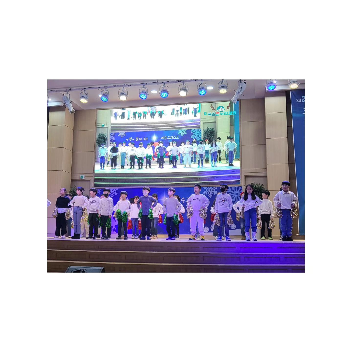 #성탄전야제 #크리스마스이브 
매년 이 맘때는 무대에서 공연을♡
1-2학년 합동 공연이라
영브라더스를 동시에 볼 수 있음에 감사♡
연습도 제대로 못했는데
훌륭히 해낸 멋진 영브로에 감사♡

강원도 여행다녀와서 피곤했을텐데
짜증하나 안 부리고 
감동적인 찬양
이것이 행복

#231224#매년놓치지않는공연
#사랑둥이들#영웅영원스타그램
#형제스타그램#연년생형제#형제맘
#두아들맘#아둘맘#애스타그램
#육아소통#육아#일상#소통
#소통환영#맞팔선팔환영