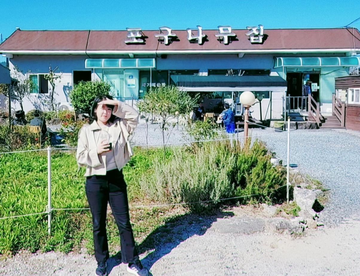 [율희의 양산맛집추천]

안녕하세용 율희에요 :)

아침 일찍부터 출발해서 
오픈런 해도. . 웨이팅이 있는 호포 포구나무집을 다녀왔어요 :)
매운탕이 맛있으면 얼마나 맛있겠어 라고 생각 한 나.. 반성했어요 맛집이 괜히 맛집이 아니구나 생각한 집 이였어요:)

요기는 도착하는 즉시  대기명단 작성부터  하셔야해요 내 차례가  오면  뒷자리를 크게 불러주시더라구요!저도10시반쯤에 도착했는데도 10번째!!

저는 포구나무집에서 베스트 메뉴인
[메기매운탕  중  43,000+손수제비사리 1,000+공기밥 (3) 3,000] 을 먹고왔는데용!  군침도는 비쥬얼 이쥬? 기본 반찬들도 심플하지만 맛있엇고

🐟[메기 매운탕]은 이미 1차로 끓여서 나오기 때문에 채소와 수제비사리만 익도록 보글보글 끓여준 다음 수제비 먼저 호로록 하다가 조금 만 더 끓으면 더 얼큰해지는 국물  국물과  메기 살을 한입 호로록 하면  캬.. 국물은 너무 자극적이지 않고
시원하면서도 칼칼하니 계속 땡기는 맛이였고  걸쭉한 국물에  양념이 잘 베여든  메기살은  엄청 부드러웠어요 ! 진짜 정신줄 놓고 먹었자나요ㅋㅋㅋ 아침저녁으로 조금 쌀쌀 해진 요즘 뜨끈한 매운탕 어떠신가요~¿ 양산에서 맛집을 찾으신다면 추천드려요🤎

🥄가게정보🥢

주소: 경상남도 양산시 동면 호포로 67 포구나무집

연락처 : 055 -363-9194

영업시간 : AM11:00- PM
20:10(수요일 휴무) 웨이팅 길어요!
.
.
#맛집추천#맛집투어#메기매운탕#수제비사리#포구나무집#호포포구나무집#부산근교맛집#양산맛집#호포맛집#매운탕맛집#먹스타#먹방#먹스타그램#소통#좋반