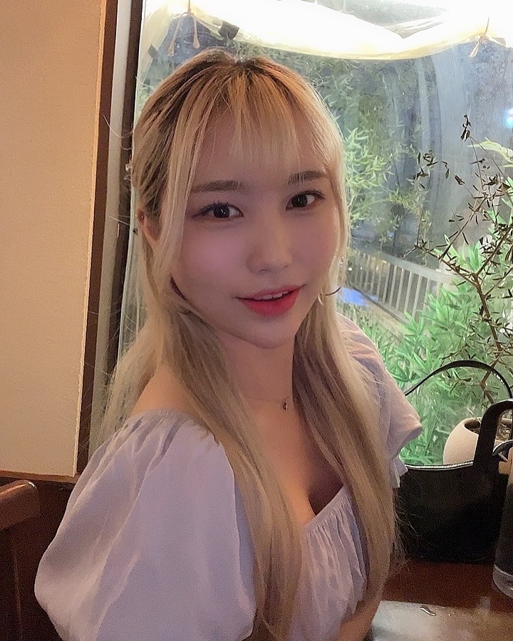 톤다운한지 한덜먼에 다시 밝은머리 하구싶당ㅎ…ㅎ
.
.
.
.
.
#탈색머리 #탈색 #셀카 #셀스타그램 #셀피 #selfie #인친 #인친해요 #좋아요 #맞팔 #맞팔환영 #소통 #선팔하면맞팔 #소통헤요 #인친환영 #오오티디 #데일리룩 #데일리코디