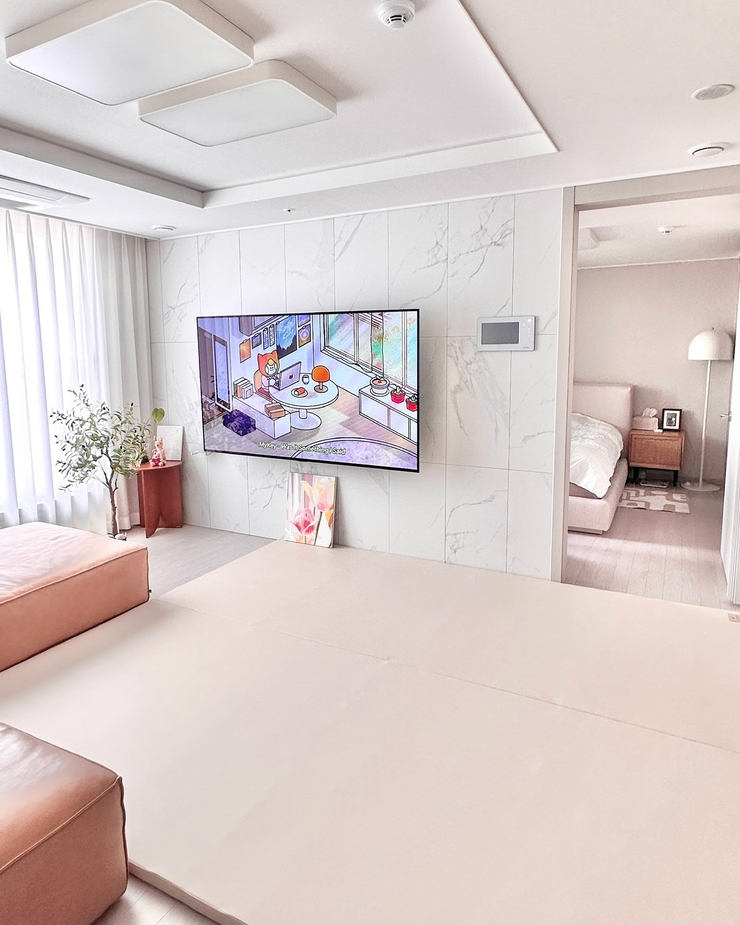 ✨거실 겨울 러그 치우고
매트 깔았는데 깔끔하고 넓어보이네용 ㅎ

77인치 큰 화면의 LG OLED TV
24평 집이라 너무 크면 어쩌나 걱정했는데
벽걸이로 붙이니 세상 깔끔! 벽걸이 하길 너무나 잘했다~❤️❤️

얇은 두께감에 화질도 너무 좋고 깊이있는 색감까지 
정말 만족스러워요 역시 가전은 거거익선!

#베샵한가
#LG전자베스트샵
#Igbestshop