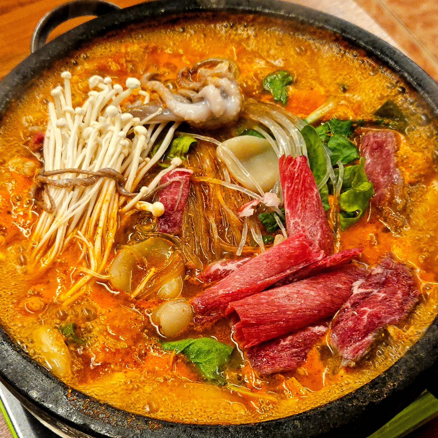 곱창전골에 산낙지 한마리가 통째로🦑
온천장 #장수돌곱창

온천장역 홈플러스에서 조금 걸으면 나오는 장수돌곱창!
구이도 유명하지만 전골이 미친 비주얼이라
전골 먹으러 출동‼️

곱창에 소고기까지 들어갔지만 국물맛이 매콤하고 
깔끔해서 속이 확 풀리는 맛💕

볶음밥 맛있으니 꼭 주문해 드시길!

📍장수돌곱창
부산 금정구 온천장로125번길 60

⏰️영업시간
월~토 11:00~23:00, 일 휴무

🅿️ 강원주차장 1시간 지원/주차권 받아가시고 도장 찍어가세요!
.
.
.
#온천장#온천장맛집#곱창#곱창전골#곱창맛집#동네맛집#부산맛집