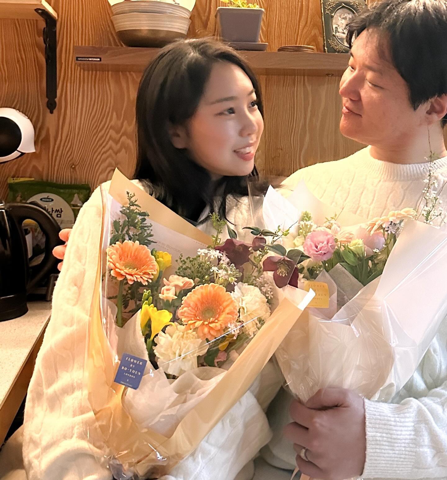 🎀🎂💗
결혼하고 나서 첫 생일!
이번 생일만큼은 몽글몽글한 감정을
마미랑 나누고 싶었는데👩‍👦♥
엄마꽃까지 챙겨온 오빠의 서프라이즈와💐💐
깜찍한 마미의 서프라이즈🎂까지

+ 잊지 않고 축하해 준 친구들, 지인들까지도...🩵

너무 🥹 기쁘고 뿌듯하고 아주 배부른 하루였숨당🫶🏻✨

끝 ~ 😏✌🏻