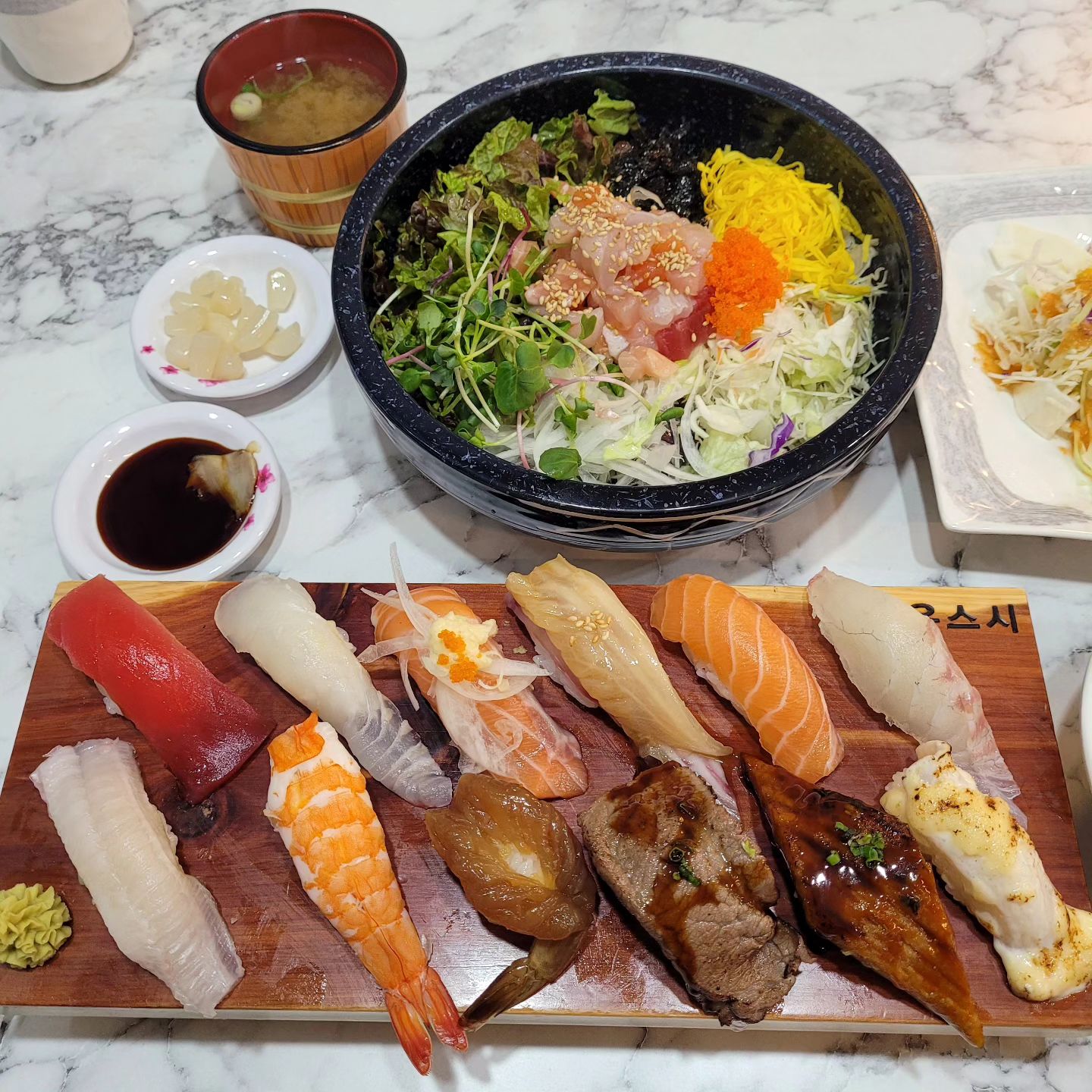 #협찬 #김현우스시

은평구에서 짱먹고 마포구 접수하러 온 초밥 맛집, 김현우스시에 다녀왔어요😚 

새로 생겨서 깔꼼하구 직원분들도 매우 친절하십니다. 
가격이 착해서 큰 기대 없었는데 퀄이 꽤 괜찮았어요!
모듬초밥, 회덮밥 모두 맛있게 잘 먹었습니다. 특히 연어가 입안에서 샤르르르 녹더라구요? 
셰프님께서 서비스로 내어주신 치즈새우초밥도 특이하구 신선한 맛이었어요. 여기 광어 묵은지초밥이 그렇게 맛있다는데 재방문해서 맛볼 생각이예요🍣

쉐프모듬초밥 12p _ 20.0
싱싱회덮밥 _9.0

주소: 서울 마포구 양화로 75 (서교동) 1층 김현우스시

#합정역맛집 #합정역초밥 #홍대역스시 #합정역스시 #홍대스시 #홍대초밥 #합정역데이트 #리뷰노트