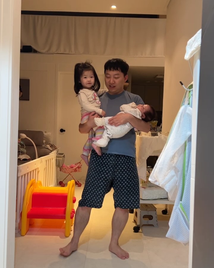 👧🏻+620 👶🏻+36 애둘육아
애둘육아가 궁금하시다구요🤔
첫 번째 영상이 말해줍니다🤭 엄마 응가하는 데 문도 제대로 닫지 못하고요. 아빠는 얼른 달려와 한쪽에 하나씩 달고 저러고 있어요
조리원 퇴소 후 산후관리사 선생님이 와 계시는 동안 쩨리와의 데이트에 집중하고 있는 요즘이에요.
수유하거나 기저귀 갈아줄 때 아빠가 하라고 하면서 울고 질투하는게 점점 심해질까봐요🥹
오늘은 코노 데이트🩷 쩨리가 좋아하는 노래들로 부르고 왔는데 계속 하자고 해서 돈 없어서 집에 가야된다고 했어요😆
노래하면서 목 축이며 노래하는데 좀 더 크면 엄마 맥주마시면서 같이 놀생각에 기대가 됩니다😍
집에와서 뽀 자고 있는데 나팔불어주는 쩨리에요
음 동생 위해주는 마음 너무 고마워🤣
목욕하고 나서는 역방쿠에 누워 자기위에 뽀를 눕히라고 하네요
뽀가 쩨리보다 머리 큰거 같은건 안비밀🤫
그리고 마지막 사진은 쩨리가 뽀 스매싱 하는거 아니에요... 아닐꺼에요👉🏻👈🏻