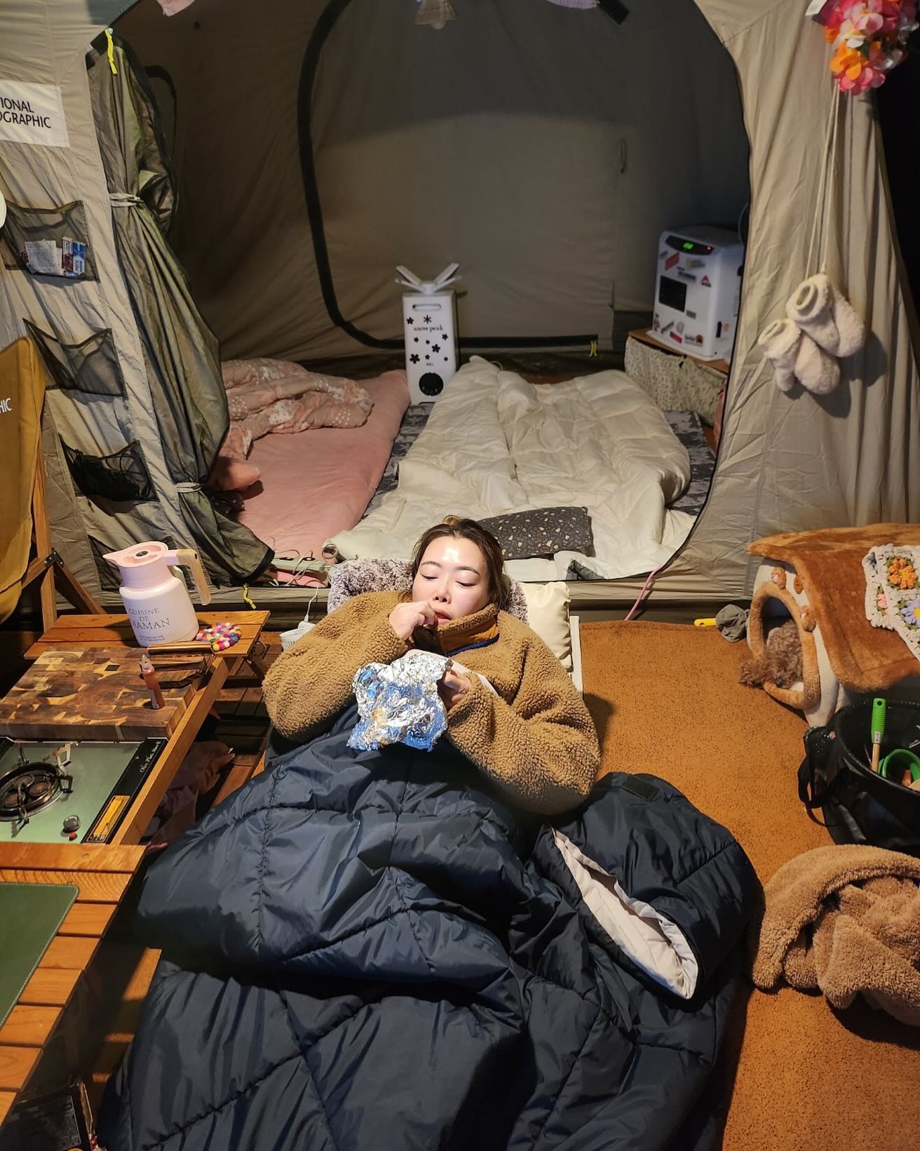 체했는지 몸이 차다고 꽁꽁 싸매고
속이 안좋아 술도 안마시겠다며
누워있는데 호일에 붙은 치즈는 뜯어먹겠다는
나란 사람ㅋㅋㅋㅋㅋㅋㅋㅋㅋㅋㅋㅋㅋㅋ

그와중에 라군이 커엽🥹

#이것이 #돼지의삶 #꿀꿀