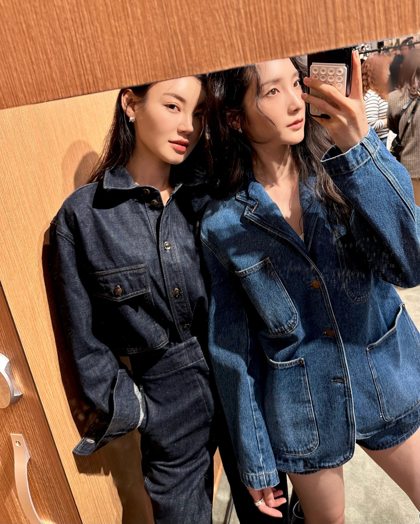 이게 모두 하루에 있던던 일이라니?😵‍💫

1. 명선 교수님 #쉐르팝업 남성복에서 영감을 얻은 프렌치 브랜드로 혜란과 함께 입은 첫 사진 청청 셋업 아주 마음에 들어.. 신세계 강남에서 진행 중이니 들러보셔요💙
2. 가을시즌 #무화과빙수 3일만에 또 먹으러 간 사연..... #까치화방 #빙수맛집 인 거 다들 알아주세요...? 생무화과에 치즈큐브+무화과 쨈 조합 돌아버려😇🤎 또 갈 거야.....
3. 이나영님이 모델인 #바이리즌 #스킨부스터 팝업 나영님 요즘 자주 함께 촬영해서 반가운 마음에 사인회까지 기다리고 싶었으나 뒷 일정에 이동하느라 아쉬움이 남지만🥹 즐기고 왔지요🩵
4. 혜란이가 사준 #비사벌전주콩나물국밥 오랜만에 먹어도 맛나..🫶🏻 전주가서 왱이 먹고 싶다는 결론(?) 

아 즐거웠다.....일기 끝ㅋㅋㅋㅋㅋㅋㅋㅋ