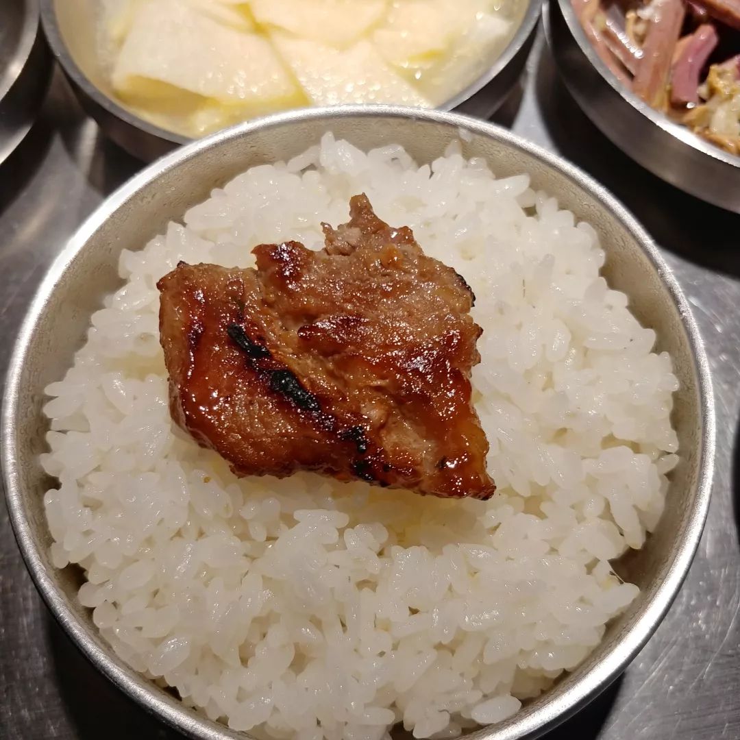 #협찬 신당육

✔정말 맛있는 돼지양념구이

돼지양념구이가 정말 부드럽고 양념이 잘 되어있어서 입에서 사르르 녹아요

✔트레이드 마크인 것 같은 홍게짬뽕라면

홍게 한마리가 통째로 들어가 비주얼도 좋고 국물도 시원하고 맛있는 라면이에요. 테이블마다 꼭 주문하는 것 같더라구요 고기랑 같이 먹어도 맛있고 고기 먹고 입가심으로 먹어도 좋아요!

✔친절한 직원들과 사장님

워낙 핫플레이스라 다들 바쁘신데 직원들이랑 사장님이 미소를 잃지 않으시고 친절하게 응대해주셨어요

#황학동맛집#서울중구맛집#신당동고기집#신당동맛집#신당동고깃집#황학동고깃집#신당동루프탑고깃집#황학동루프탑#서울중구루프탑#서울중구루프탑고깃집#서울중구루프탑#신당육