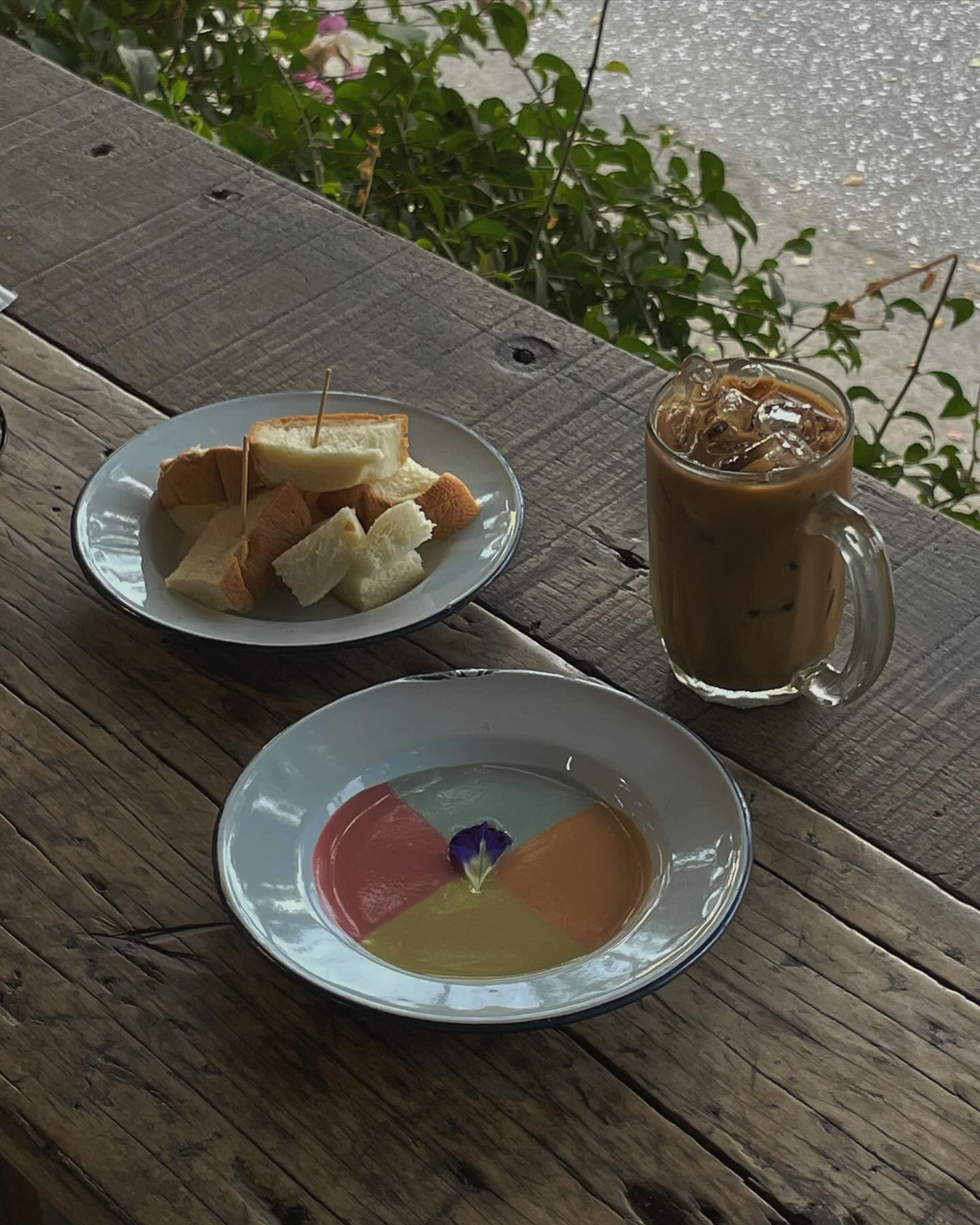 응, 나 치앙마이.
아마 해본적 없는, 그리고 정말 해보고 싶었던 무계획여행인데,,
무계획을 계획적으로, 계획 안에서 보내고 있단 말이지?
#무계획어렵다 #목적없는여행은어려워

저 앞에 보이는 빈자리가 내가 앉은 자린데,, 사람들 사진 엄청 찍어가네,,