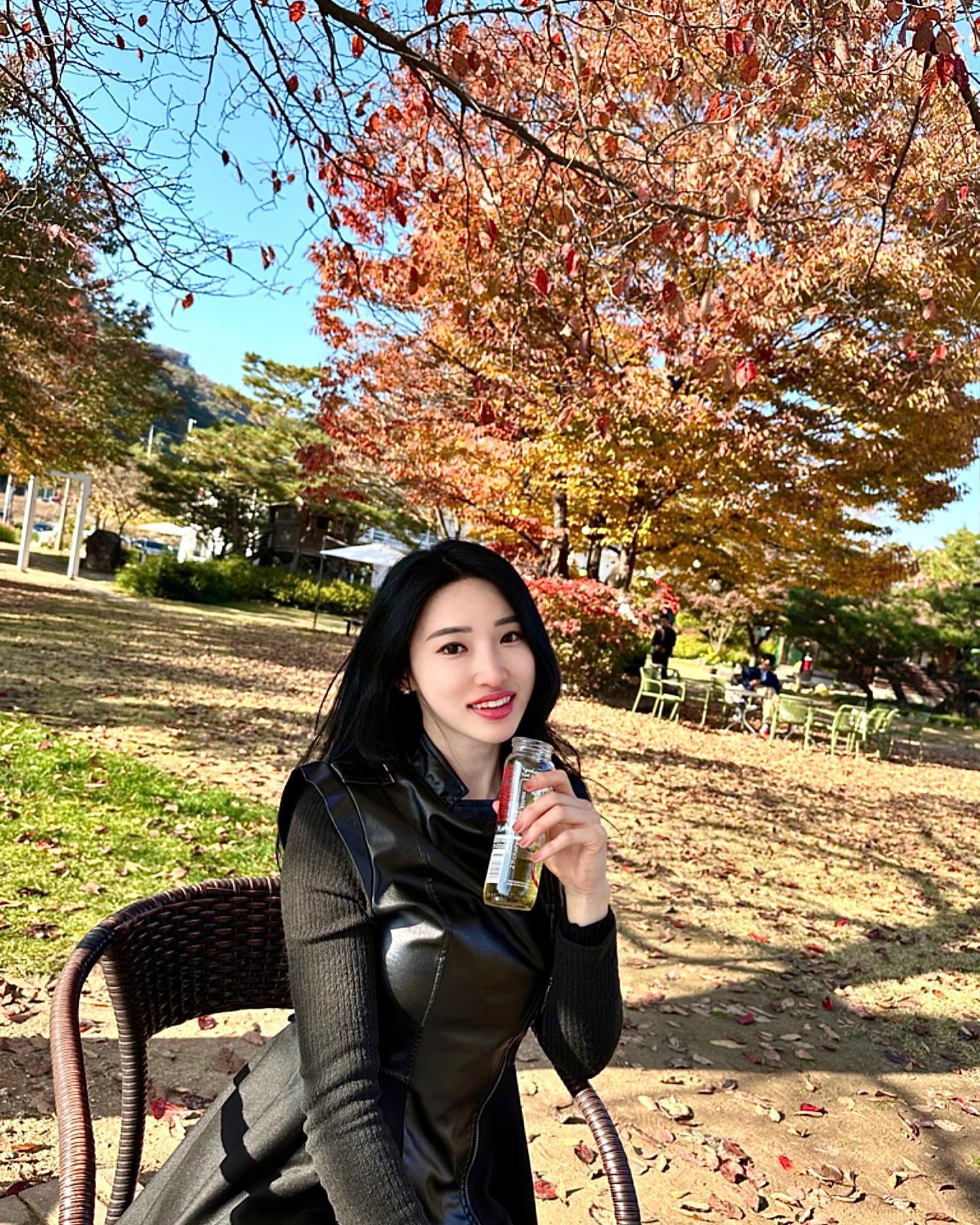 가을피크닉 다녀왔어요😆
매일 도시 속 건물들만 보다가 
이렇게 알록달록한 단풍을 보니 
기부니 조크든여~ 
밝은 옷을 입을걸~ 했던 작은 후회가
어때요 😅 저 가을여자같나요?

.
.
.