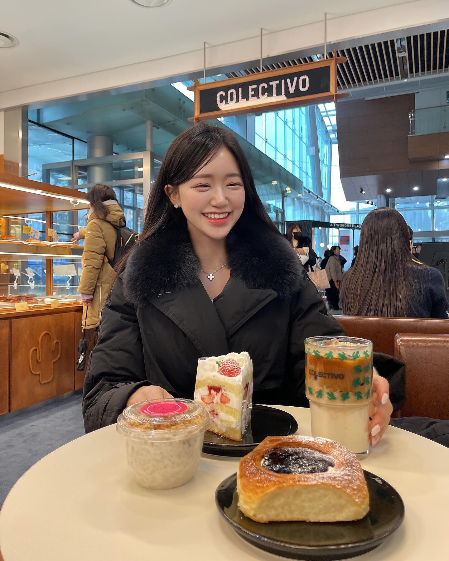 #협찬
을지로에 있는 아주 핫한 카페
평일에는 너무 붐빈대서 주말에 갔는데도 바글바글 했지만
매장이 넓고 쾌적해서 괜찮더라구요
페스츄리 파이도 종류가 다양하고 
베이커리, 케이크, 샐러드, 오트밀 등등.. 없는 게 없는 곳이었어요😮
시그니처 음료인 귀리부인은 식물성 비건 라떼인데요
유당불내증이 있는 아내를 위해 사장님이 만드신 메뉴라고 해요 쏘스윗..
주차도 편리한데 시간도 넉넉해서 굿
근처에 놀거리, 볼거리도 많으니 들렀다가 근처 둘러봐도 시간이 충분해요
.
.
#콜렉티보 #콜렉티보을지로파인에비뉴점 #을지로카페 #신상카페 #카페투어