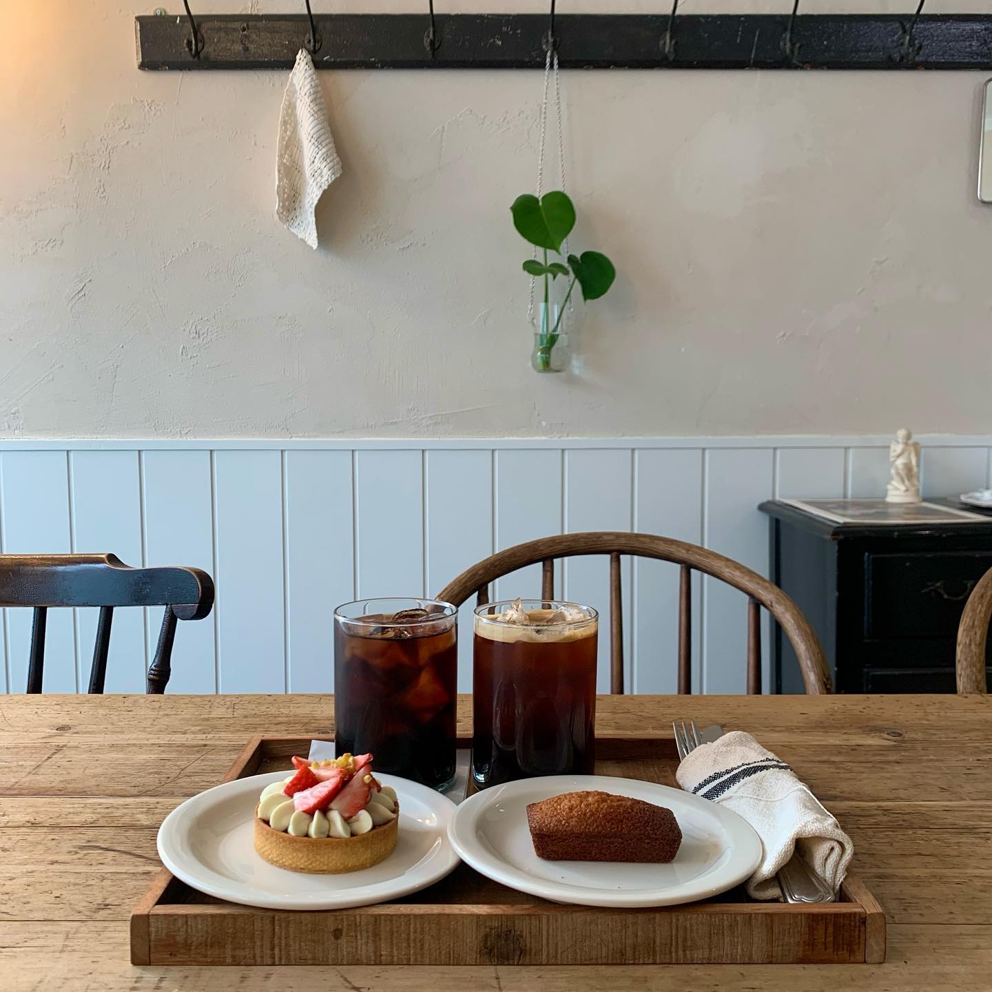 망원동 새로생긴 카페☕️
“라뚜셩트베이커리”
.
건물부터 빈티지 느낌 가득⭐️
내부도 갬성 가득이더라구요🤔
정말 생긴지 얼마안된 카페라
건물내부에서 시멘트냄새,,?가
있긴한데 예쁘니까,,😃
.
.
커피도 괜찮고 디저트도 
맛있더라구요😆❤️
딸기 타르트 마이쪄,,🙆‍♀️
근데 가격이,,😃,,
요새 물가가 많이올랐나봐요💩
.
다음에 생각나면 한번쯤 더 
오고싶은 카페예요🙌🙆‍♀️
#망원동 #망원동카페