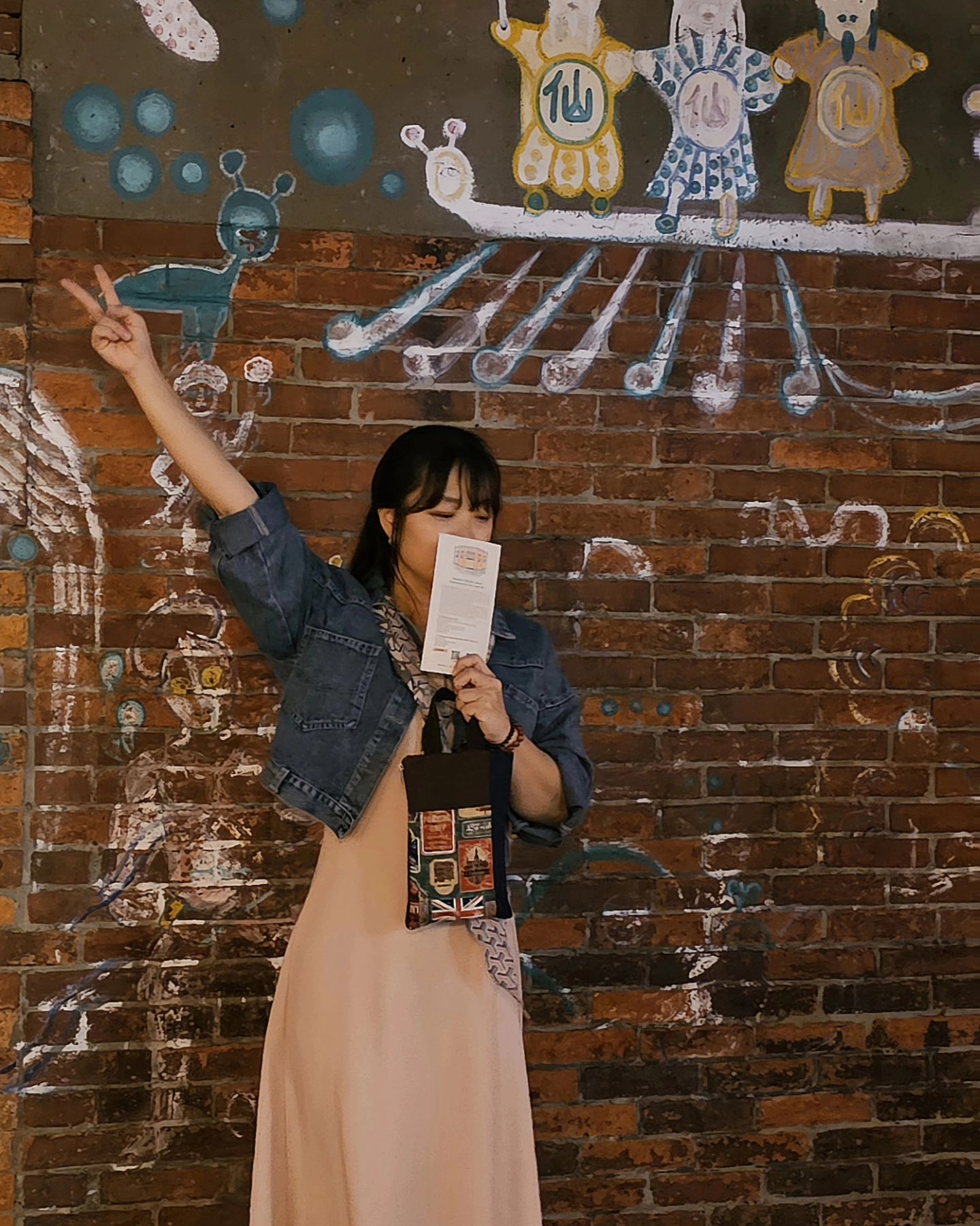 #협찬 이번 대만 여행에서
나와 함께한 손빚 원핸들가방 ~👜 

공예가들이 모여 만든 협업화 협동조합인
빛고을공예협동조합에서 핸드메이드로
정성껏 만든 핸드메이드백입니다. 🤗👍

너무 크지도 작지도 않아 들고다니기
좋은 캐주얼한 사이즈에 가볍고,
패치워크 기법으로 다양한 패턴이 어우러진
예쁜 디자인으로 데일리백으로도 딱이예요. 👝 

뒷면에 깊이있는 포켓과 옆라인 지퍼로
실용적이면서도 수납력이 좋아
화장품에 보조배터리 등 이것저것 넣고,
하루 이만보 넘는 강행군에도
편하게 정말 잘 들고다녔답니다 ~😆👍

요 원핸들패치워크 가방 이외에도
다양하고 예쁜 수공예품들이 있답니다 ...🤗

➡️ https://www.gjart.or.kr/

.
.

#빛고을공예협동조합 #손빚 #에코백 #핸드메이드 #원핸들가방 #수공예 #핸드메이드백 #커스텀제작가능 #주문제작 #대량주문 #원핸들패치워크가방 #자수에코백 #예쁘다그램 ..💋