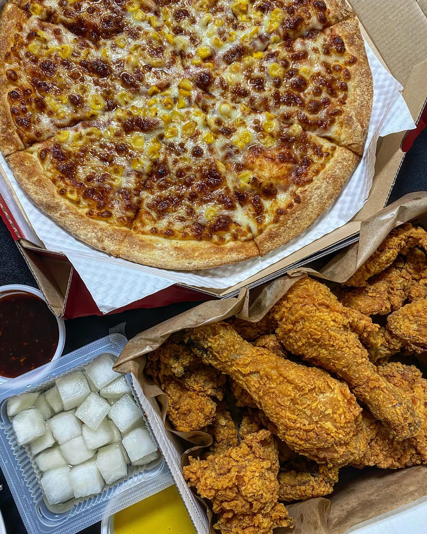 💬 욕심쟁이는 치킨과 피자를 둘 다 시킵니다 🍗🍕

퇴근길 급발진으로 치킨과 피자를 주문합ㄴㅣ다,,
물론 다 먹지도 못하고 다음날 또 먹게될 걸 노렸죠

피자스쿨 제일 첫번째 메뉴인 치즈피자,
아무것도 없을 것 같은 저렴한 가격이지만
고소하고 짭쪼름한 치즈에 톡톡 씹히는 옥수수🌽

자담치킨 입맛 살려주는 히든메뉴 핫후라이드!
바삭한 후라이드옷에 은은한 매콤함이라
느끼함 싸악 잡아주면서 부드러운 속살에 또 기절,,

이렇게 살찌는 조합으로 퇴근 후 폭식 해주면
+2kg 예약이겠지만 행복해지니까 참을수 없네요;

아주 자알 먹었습니다 ごちそうさまでした 🙌🏻

#피자스쿨 #자담치킨 #퇴근후힐링 #먹부림
