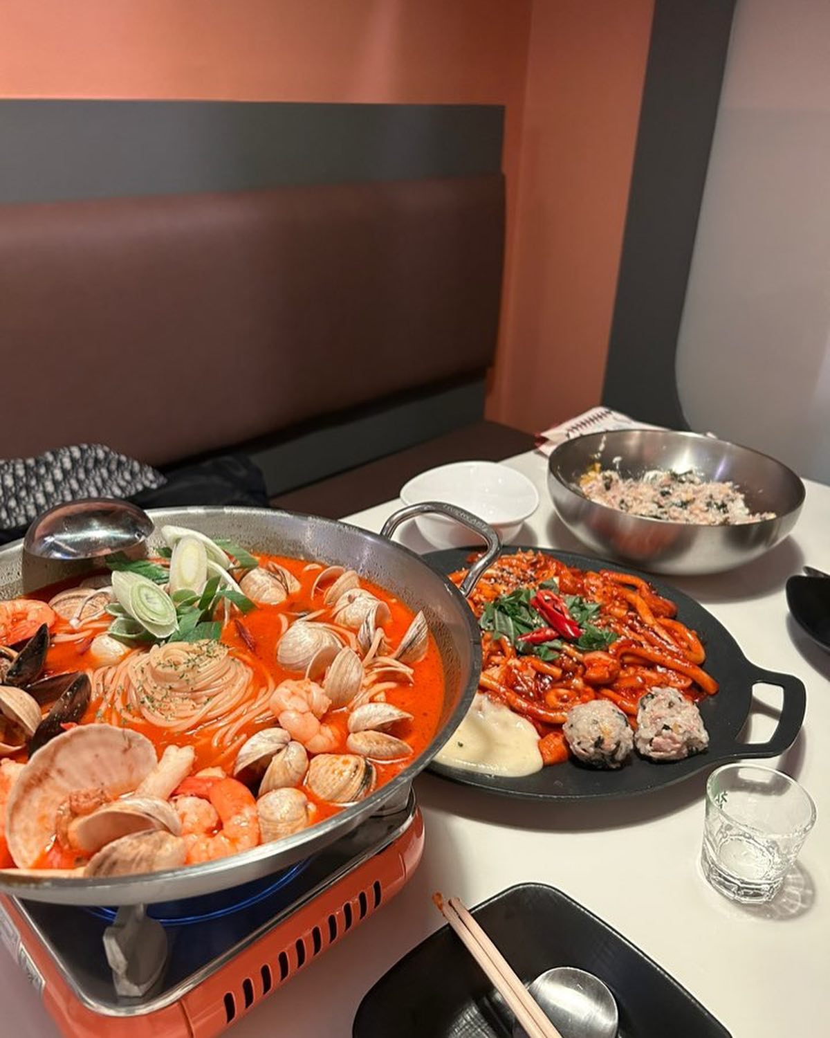 #협찬
룸의정석 강남점
인기가 어마어마한 홍대역에 이어 강남역도 오픈했다해서 핫한거 좋아하는 제가 다녀왔어요ㅎ
룸포차라! 프라이빗하고 룸끼리 헌팅도 되는데 너무 신기!!! 통화로! 혹은 밖에서 스을쪽보이는 모습으로 젊은이들 좋겄소오🤣
룸술집치고 가격도 저렴하고 맛도 굳굳굳 파스타는..너무 맛나서 중간에 면추가했어요ㅎ 두냄비클리어 주먹밥 치즈닭갈비떡볶이! 짱맛이요
진짜 집에 포장해 가고 싶을 정도 였오요🫶🏻
또한 조명을 원하는 모드로 조절할 수 있오요!
폭풍 셀카해서 인생셀카 건질 수 있오요!!
중간중간 게임이벤트로 음료 술 서비스 가는데..
계속 실패해서..OTL..근데 짱잼🥰
중간중간 또 경매의 정석으로 술을 경매로 살 수 있어 넘 웃겼어용!!ㅎㅎ
강남 가시는 분들께 룸의정석 강남점 강강추입니다!
.
.
.
.
.
#강남 맛집 #강남역 맛집 #강남 술집 #강남가볼만한곳 #강남핫플 #강남핫플레이스