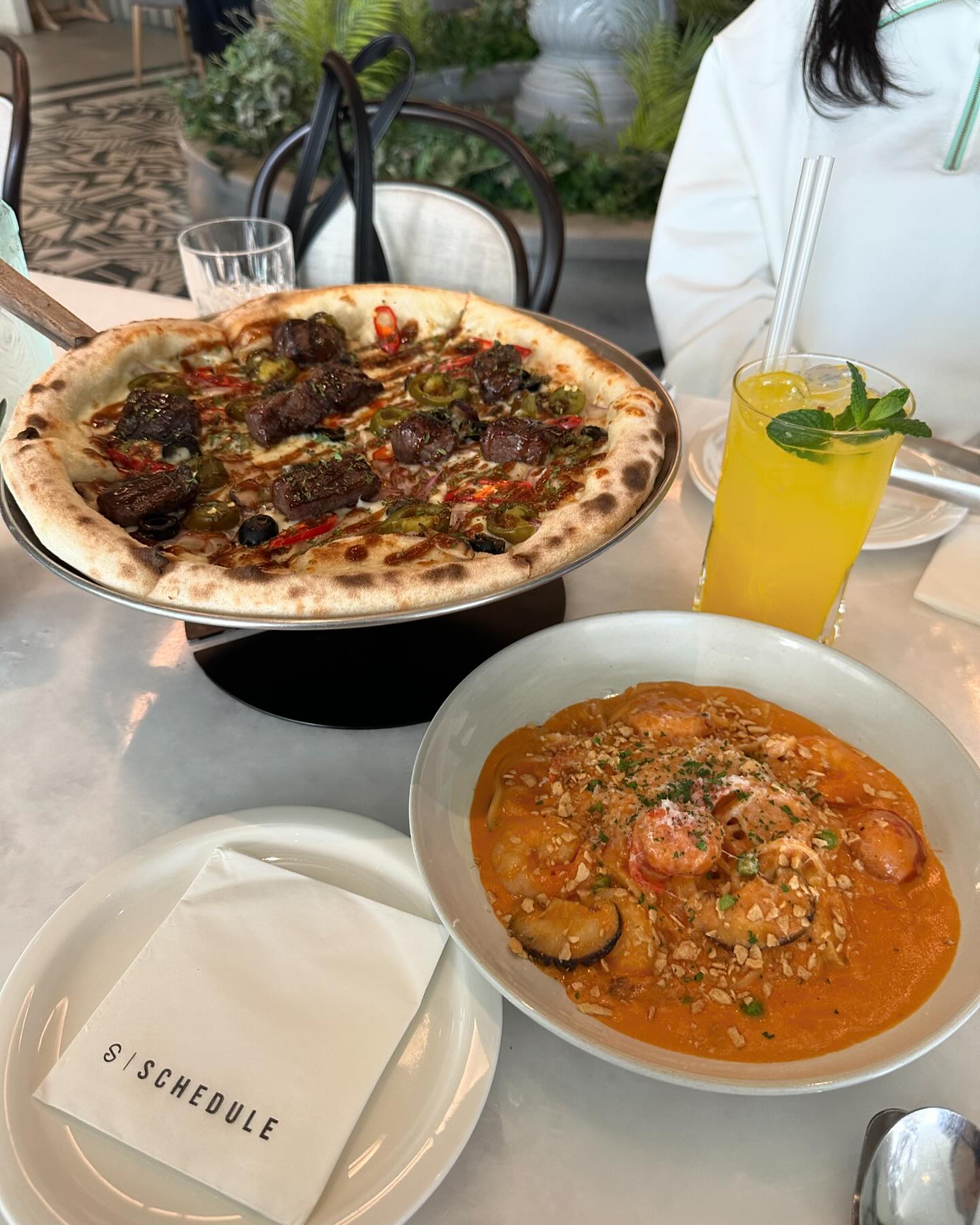 오오오오랜만에 브런치 🍽️
안 그래도 궁금했던 찰나
#스케줄동탄 부터 #mtl동탄 까지 찍고옴🙃

✔️감베리 로제 + 와규직화스테이크피자 + 한라봉에이드
✔️체리콜드크림라떼

분위기도 좋고
날씨도 좋고
맛도 좋음👍

 #롯데백화점동탄 #동탄브런치 #동탄맛집