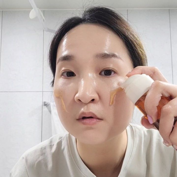 #협찬 ☞ 맥스클리닉
클렌저로만 3천억 매출, 2400만병 이상 판매한 
맥스클리닉 2023년 신상 #골드캐비어오일폼

너어무 피곤할 땐 이중으로 클렌징하기 
을매나 귀찮아요~~
그럴 땐 클렌징명가 맥스클리닉에서 나온 
골드캐비어 오일폼을 써보세요~~

20여년 동안 수많은 셀럽들을 관리해온 
에스테틱 원장님과 협업해서 
스파 프로그램을 홈케어로도 관리할 수 있게 
좋은 원료를 피부에 맞게 최적의 비율로 
배합하면서 연구 하고 있는 맥스클리닉!

이번에 만나본 최신상 신제품 또한 
제 마음에 쏙 들었는데요, 
오일에서 폼으로 변하는 반전제형으로 
2차 세안이 필요 읎서영~~

블랙다이아몬드라 불리는 
캐비어 추출물 68,600ppm 
여기에 럭셔리 피부케어의 대명사 골드 성분을 
99.9% 함유해서 세안 후에도 당김없는 
촉촉한 피부를 유지할 수 있었어요!!

홈쇼핑에서 합리적으로 만나볼 수 있으니 
다들 가보자고~~

☞ http://bit.ly/3FNtVWY

#홈쇼핑화장품 #1등클렌저 #맥스클리닉 #오일폼 #오일투폼 
#클렌징오일 #맥스클리닉오일폼 #올인원클렌저 #홈쇼핑추천템 
#저자극클렌저 #클렌징폼 #클렌징폼추천