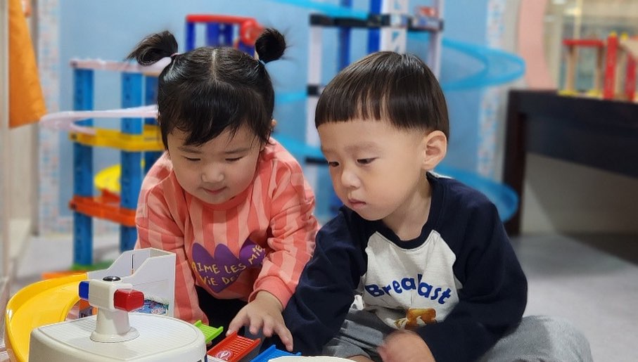 #저번주 #키카

하원하고 가까운 키카 고고

노래방 처음 이용해보는데 넘 귀여웠다 ㅎㅎ

#동갑내기 #키카나들이