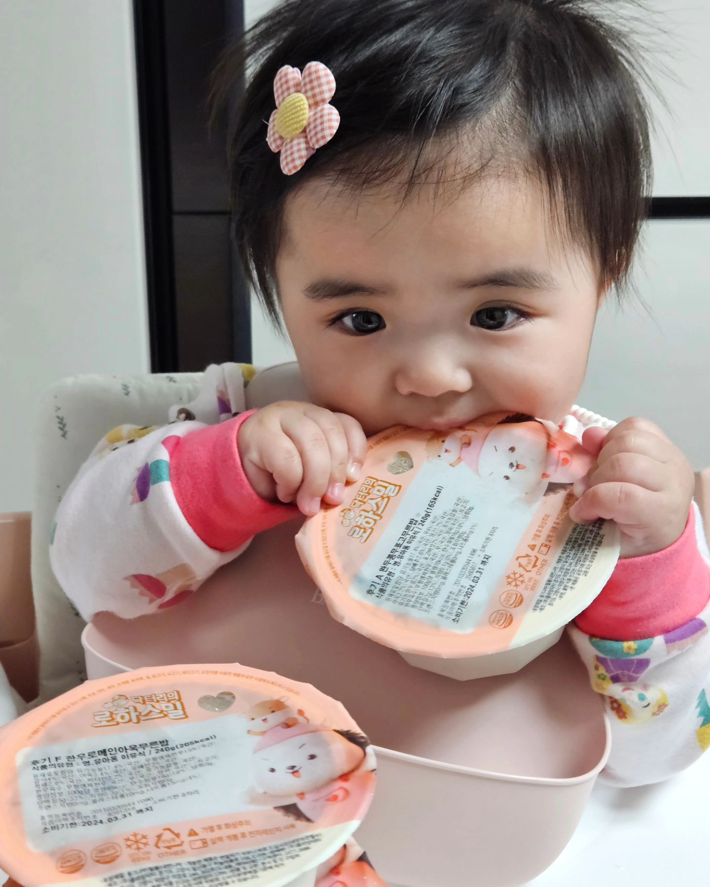 #제품제공 #로하스밀

후기이유식중인 채이🧡

채이는 중기이유식부터 시판과 엄마표이유식을 섞어주다가
후기부터는 시판으로 주고 있어요.ᐟ

시중에 이유식 브랜드가 많지만
까다로운 입맛의 소유자 채이는 안먹는 이유식도 있더라구요

로하스밀은 중기이유식부터 먹었었는데
고기 함량이 높아서 선호하는 이유식 브랜드랍니다ᰔ

❛닥터리의 로하스밀❜은 이름에서도 알 수 있듯이
전문의, 간호사, 영양사가 함께 만들어 맛과 영양까지 믿을 수 있는 이유식입니다

무항생제 한우, 닭가슴살, 유기농 곡류, 신선한 야채만을 사용하고, 고기 함량이 높기 때문에
따로 토핑을 하지 않아도 되는 점이 편해서
시판이유식 하면서도 토핑을 한번씩 추가해줄때가 있었는데 그럴 필요가 없어서 
시간절약도 되고 아이와 더 놀아줄 수 있어서 좋아요

역시 육아는 엄마가 편한게 최고...💗

닥터리의 로하스밀은 12년간 지켜온 소신으로
중기이유식부터는 타사에서는 보기 힘든
아이들에게 영양적으로 우수한 국산 시금치, 근대, 아욱 중 한가지가 무조건 들어가는 건강한 이유식 입니다

원하는 횟수만큼 주문가능하고
원하는 날짜에 수령이 가능하며 정기배송 24병 이상 주문시 5% 할인까지 된다는 점✨

🥬시금치 : 눈에 좋은 비타민A 함량이 높고 칼슘이 풍부해 뼈 건강에도 좋고 빈혈을 예방하고 아기들 변비에도 좋아요

🥬근대 : 필수아미노산을 많이 함유하고 있어 아기들의 성장 발육에 좋고 칼슘과 철 등 무기질 함량이 높고 소화기능을 원활하게 해주고 혈액순환을 촉진시켜 줍니다

🥬아욱 : 단백질,무기질,칼슘이 시금치의 2배! 아기들의 성장발육에 효과적이고 칼슘이 부족한 소고기와 함께 먹으면 영양보완이 이루어져서 좋습니다

🏷닥터리의 로하스밀 후기이유식

💘ᴛʜᴀɴᴋs ᴛᴏ lohasmeal 

#로하스밀 #닥터리의로하스밀 #이유식 #이유식시작 #이유식식단 #이유식준비물 #이유식재료 #이유식만들기 #초기이유식 #중기이유식 #후기이유식 #완료기이유식 #유아식 #자기주도이유식 #시판이유식 #배달이유식 #딸맘 #아들맘 #둥이맘 #맘스타그램 #육아 #육아소통 #육아스타그램