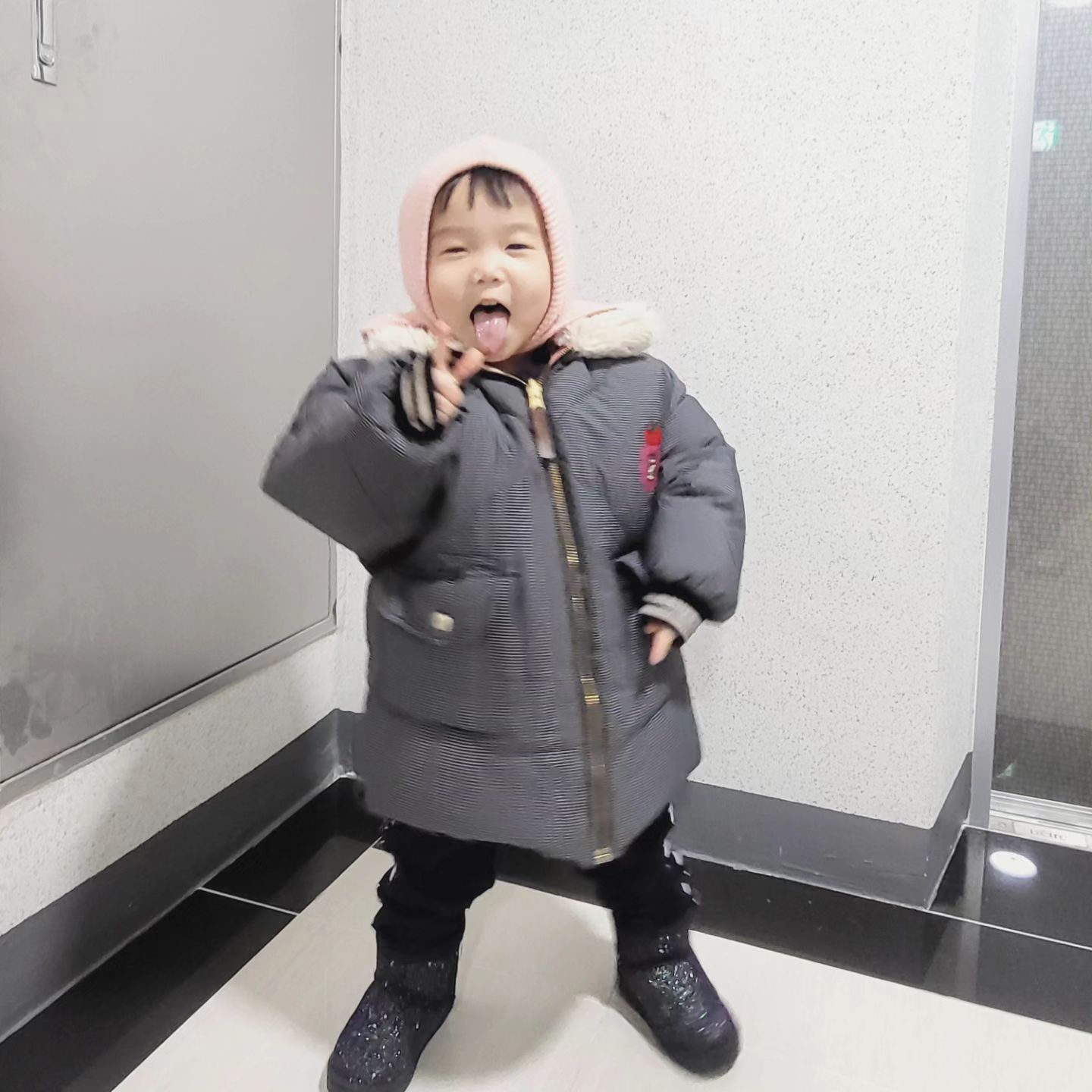 올해 어린이집 첫 등원한 예롱이, 아침부터 기분이 좋아서 엘베 기다리며 브이와 메롱메롱을😝 

우연히 현장학습 가는 날과 겹쳐 전날 미리 간식을 가방에 싸두었는데 "엄마가 사탕 넣어두었으니까 친구들이랑 나눠먹어~~"라고 했더니 아침이 일어나자마자 "엄마 오늘 친구들이랑 사탕 나눠서 맛있게 먹을꺼야-" 라고 말하는 예롱이, 자고 일어나서 그걸 기억하는게 신기했어요ㅋㅋ

오랜만에 올라온 알림장에는 종종 갔던 나리북갤러리로 현장학습을 다녀왔는데 수술복과 의사가운도 입고 아기들 진찰하는 사진이 어찌나 귀엽던지요. 선생님께서 예롱이 못갔을 동안 선물이랑 작품들 만들어두셔서 챙겨주시는데 너무나 감사했어요- 전날 ktx 둘이 타고 올라오면서 이런저런 이야기 했었는데 평범한 일상들이 소중하게 느껴지네요. 예롱이 외할부지, 외할무니 오늘도 아자아자 화이팅! 💪🏻😊✌🏻