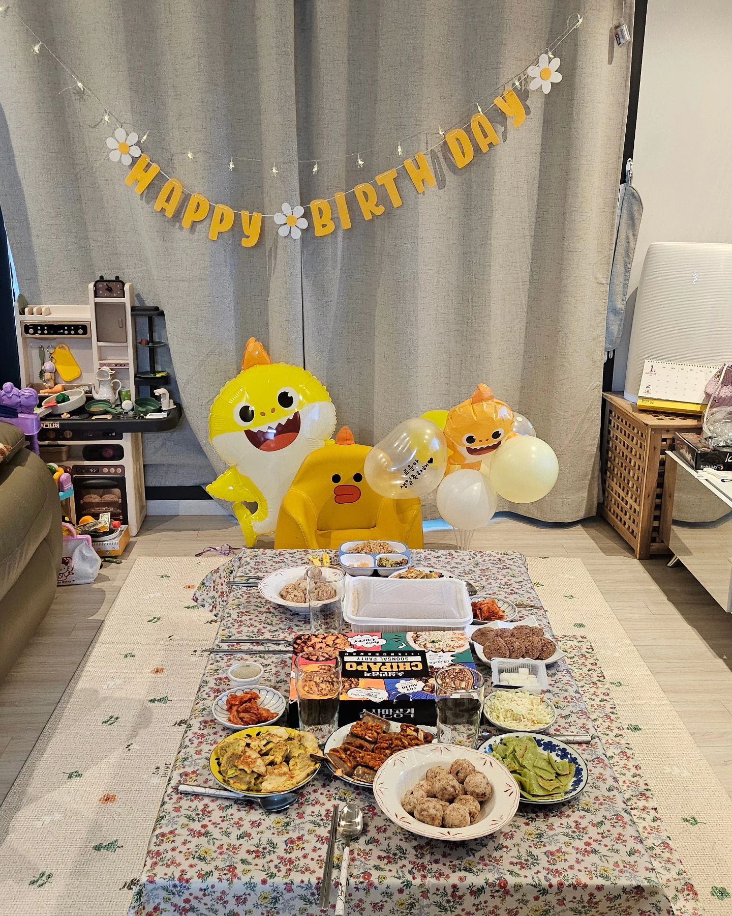 우리아가 생일상이라고 쓰고 
온가족 파티파티 😍
고모 고모부가 사준 생일선물은 
엄마가 더 신낫다고한다 ㅋㅋㅋㅋ

#24개월아들 #두돌축하해 #생일파티 #아기상어풍선 #아들맘 #일상 #소통