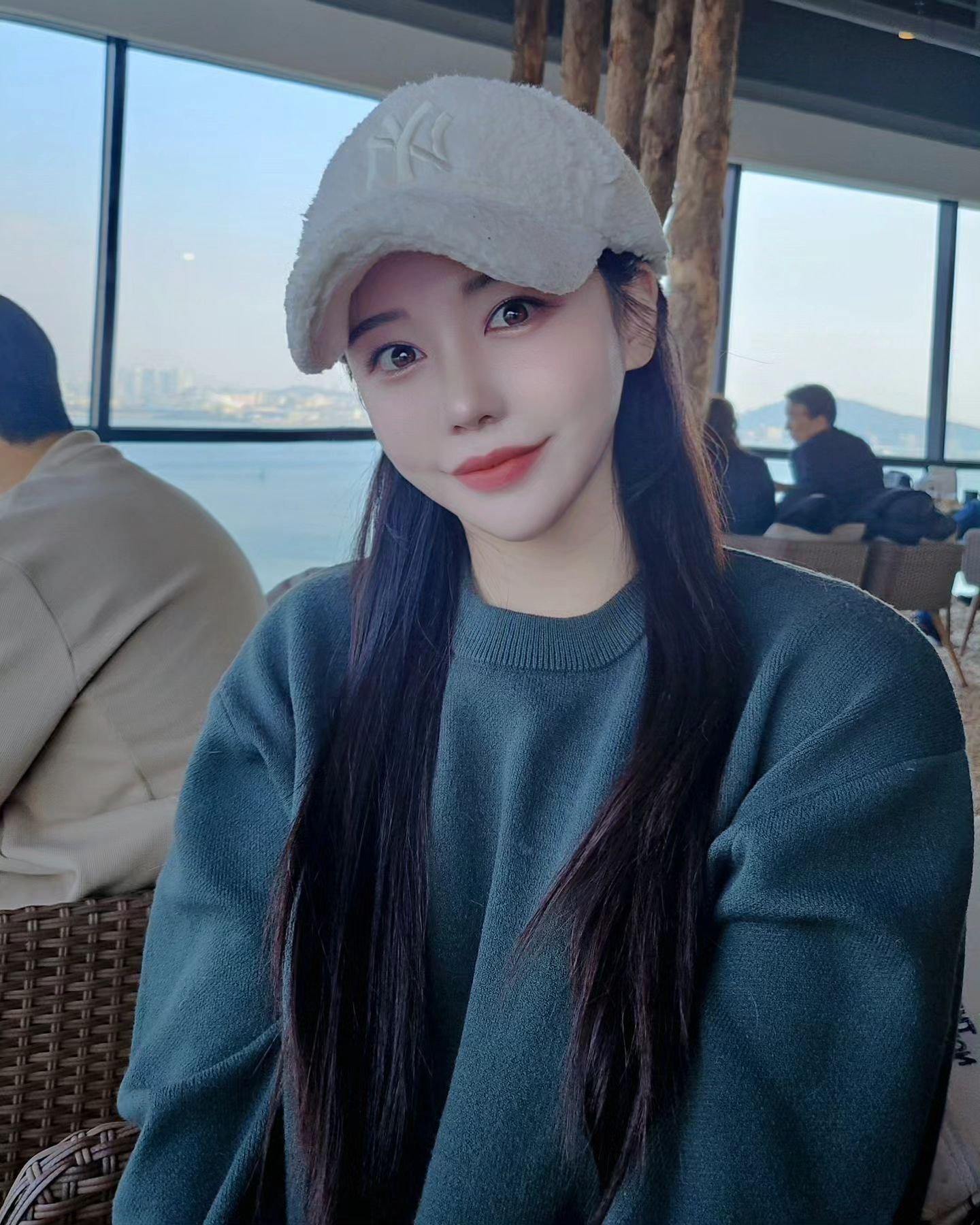 한우만 먹고 집올줄알고 옷 대충입고가서 얼빡샷위주🤭
갑상선암 수술3주차인데 이제 얼굴붓기도 싹빠짐 !

수술하고나서 돼지저금통이라 약간 걱정했는데 다행 😂
저지방식이랑 유제품금지 식단도 풀려서 살만합니당 ❤️

이제 방사능치료인 동위원소만 뿌시면 힘든것도 없당 
홧팅 👊👊 

아 ~ 술도 먹어도되지만 나만의 약속으로 
아직 5개월 더 금주하는게 힘들긴하지만..ㅋㅋ
이김에 금주기록 세워보자 🥲ㅋㅋ 지금 2개월째..
