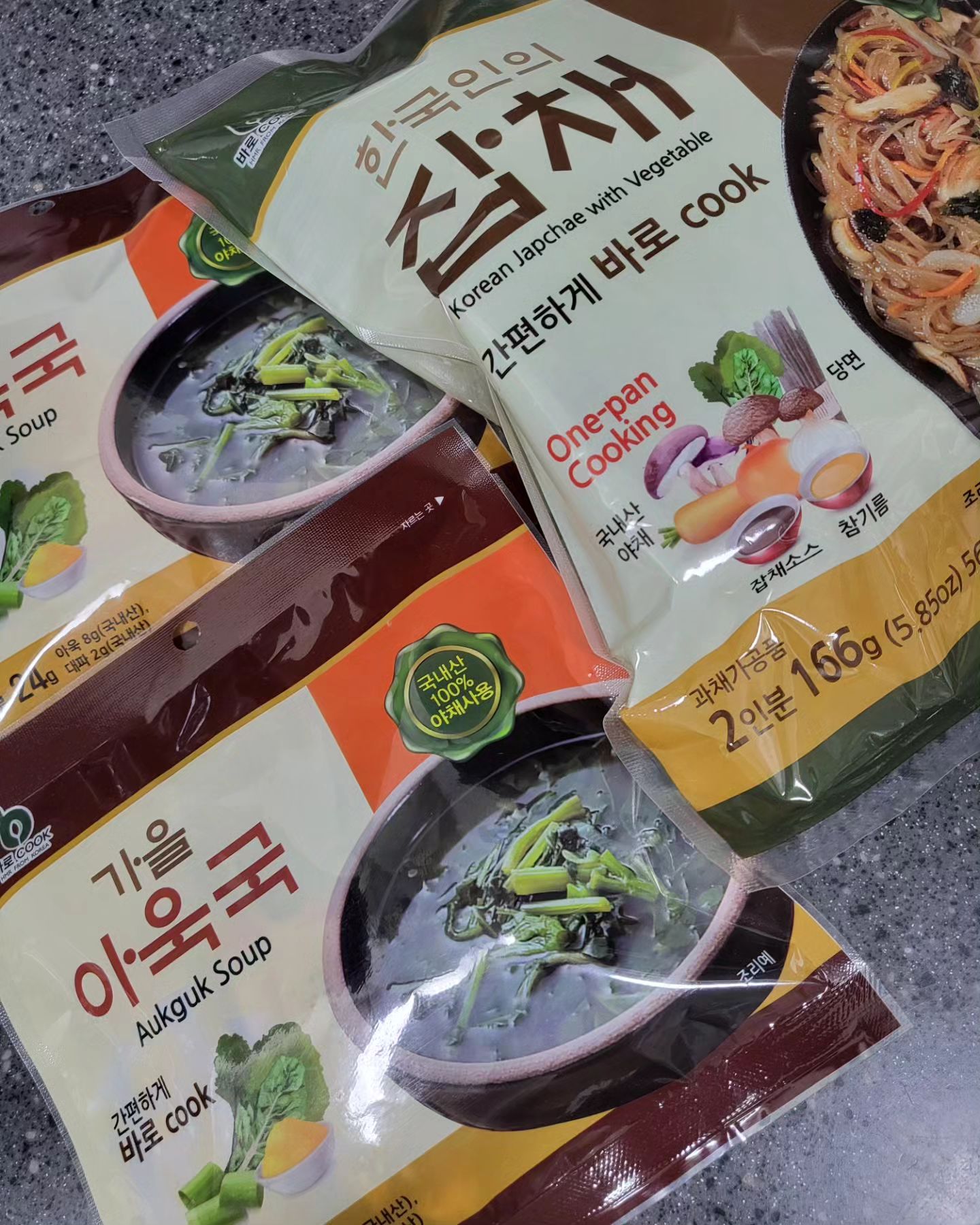 #협찬

✨️우리들녘식품 
한국인의 잡채 166g 
가을 아욱국 24g 

실온보관이라 보관이 편리하고 한 봉지에 2인분으로 간편하게 조리할수있습니다. 잡채는 재료가 다양하게 들어가고 손이 많이 가는 음식인데 건나물키트 처음 먹어보는데 라면 끓이듯 편하게 저녁밥상 차린날😆😆

100% 국내산 채소들이 들어 있고 특허받은 건조 기술로 채소의 맛과 영양, 식감이 그대로여서 놀랬어요👍
키트에 있는 재료들만으로도 충분합니다~ 잡채키트는 취나물, 당근, 호박, 표고버섯, 새송이버섯을 구매해서 손질해서 요리하려면 시간도 많이 걸리고 번거로울텐데 정말 간편하고 다양한 재료들로 풍부하게 먹을 수 있어서 요리를 뚝딱 만들수 있어서 좋았어요!

가을 아욱국에는 맛능 한 알 육수를 넣고 
푸릇푸릇한 아욱 넣고 팔팔 끓이다가 된장가루도 조금 넣어줬더니 담백하니 구수한 맛 Up! 아침해장용으로 딱일듯👍

✔️잡채 조리방법
1.팬에 적당히 물을 붓고 끓여주기
2.물이 끓으면 당면과 야채를 넣고 8분간 끓여주기
3.팬에 물을 따라버리기
4.소스, 참기름, 참깨를 넣고 비비기만 하면 끝!!

✔️가을 아욱국 조리방법
1. 냄비에 800ml (종이컵 약5컵) 분량의 물과 동봉된 모든 재료를 넣어주기
2. 끓기 시작하면 중불로 8~10분 간 끓이기
* 건새우, 다진마늘 등을 넣으면 더욱 맛있게 먹을 수 있어요!

영양가 있고 간편하고 맛있는 집밥을 먹고 싶다면
우리들녘식품 추천할래요💕

▫️구매링크
https://smartstore.naver.com/mlocalfood

#한국인의잡채 #가을아욱국 #바로COOK #우리들녁식품 #한국인의잡채만들기 #간편조리 #잡채밀키트 #국밀키트 #국내산밀키트 #원팬요리 #잡채원팬요리 #건강밥상 #든든한한끼 #간단완성 #10분이내