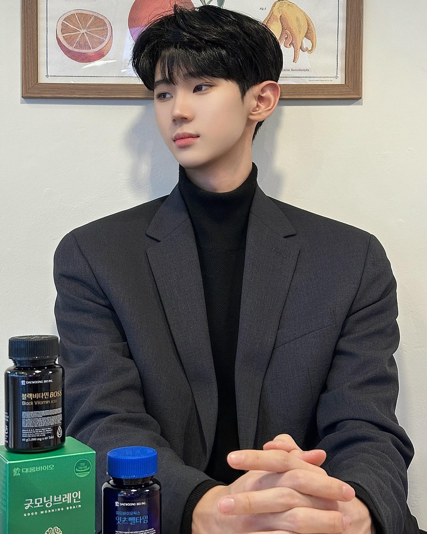 추운 날씨에 바쁜 스케줄까지 겹치면 정말 몸이 힘든데
💊블랙 비타민 먹고 하루를 또 지나갈 수 있는 힘이 생기는 !~.~!
멀티 바이오틱스 먹으면서 긴장하면 배 아픈 체질이었는데
이제는 아침에 부담 없이 라면 먹어도 튼튼하고 
걱정 없이 돌아다닐 수 있게 되었음 ((~.~)) 
((잇츠 뺄 타임스) 이거 진짜 내 돈 주고도 다시 살듯 )
굿모닝 브레인도 연말 연초 선물용으로 너무 좋게 나와버려서
부모님 선물 고민은 이걸로 해결돼버림 ㅎㅎ 
이제 진짜 겨울인데 따듯하게 입고 비타민 챙겨먹으면서
속 먼저 챙기세요 여러분들 🫡

daewoongbio_onlyone 

#대웅바이오 #블랙비타민 #잇츠뺄타임 #굿모닝브레인 
#멀티비타민 #학생다이어트 #자기관리