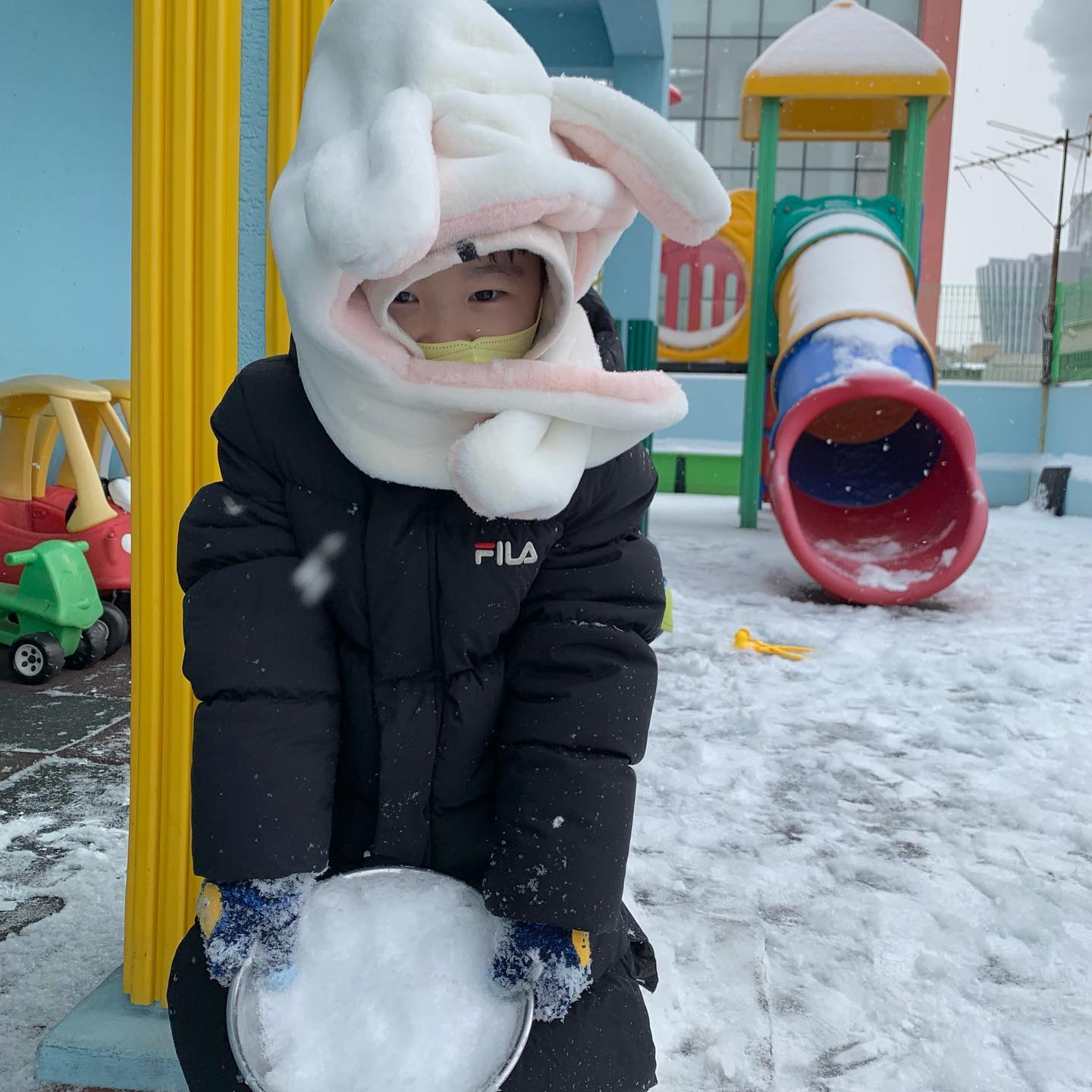 눈싸움은 너무너무 즐거워☃️

어제부터 내린 눈 덕분에
파랑이들과 신나게 눈싸움했어요➰

등원하면서부터 
가방안에 있는 목도리 장갑 꺼내면서
 
👧🏻👦🏻 : 빨리 눈싸움하러가요 빨리

후다닥 준비하고 옥상놀이터에서
이 추위에 한시간 눈싸움하고 왔어요🥹

눈싸움하는건 너무 좋은데
맨날 내가 나쁜사람이고 괴물인건지🤷🏻‍♀️
계속 저만 공격하더라고요

눈 위에 누워 움직이며
천사도 만들어 보며 즐겁게 놀이했답니다☃️

내일 또 놀기로 했는데 벌써부터 걱정이네요🤪 
감기 걸렸다고 해야되나…👀

#놀이기록 #놀이중심 #홍티놀이 #눈싸움놀이 #눈놀이
