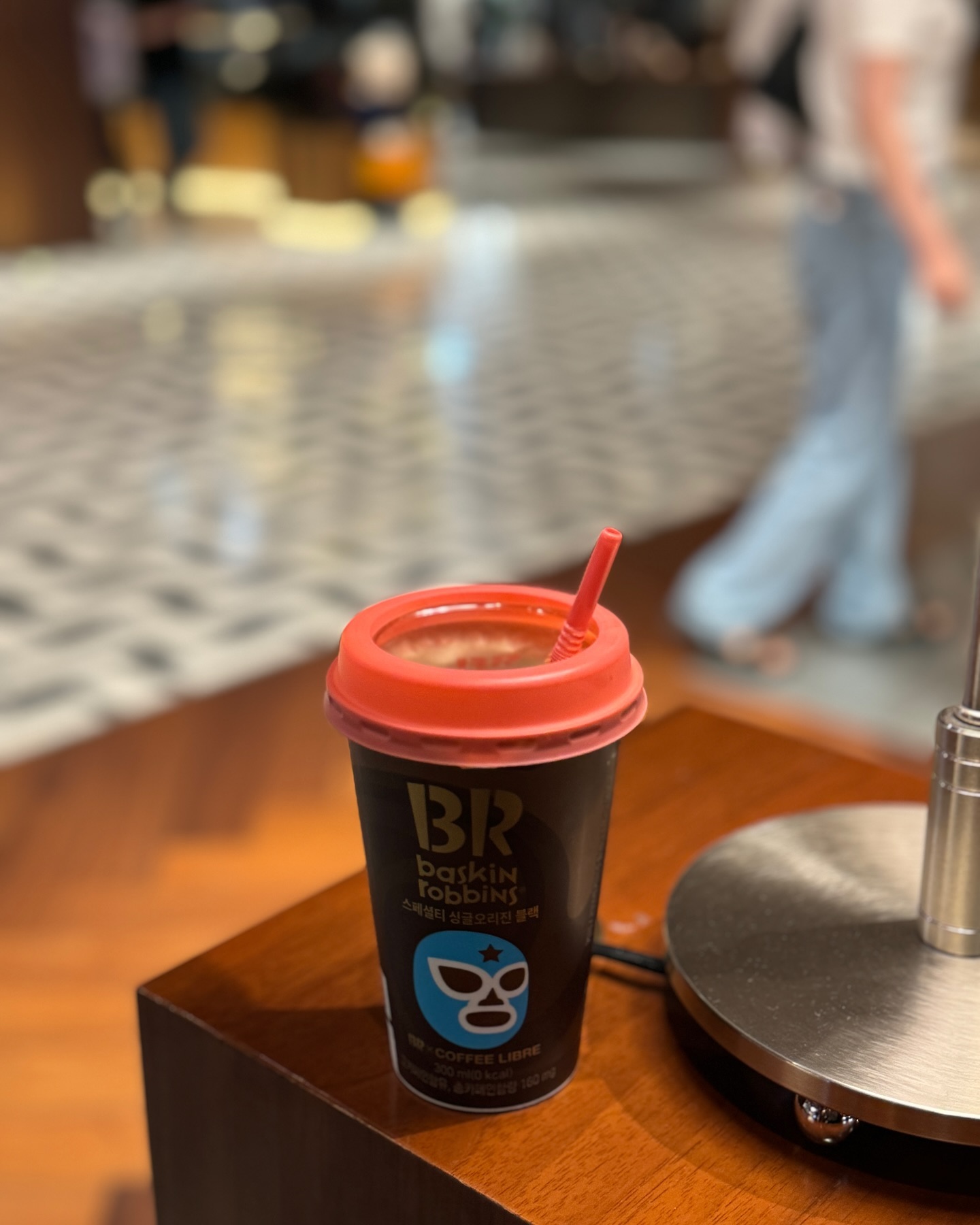 #협찬 ☕️😋🩷 베스킨라빈스X커피리브레의 만남👋 스페셜티 전문 원두 로스팅 컴퍼니 유명 로스터리 카페의 노하우와 맛이 듬뿍 담긴 편의점 커피 지금 마시러 가볼까요? ➡️➡️➡️

✔️ 리브레 스페셜티 싱글오리진 블랙
✔️ 리브레 스페셜티 싱글오리진 플랫화이트

고소하고 깊은 향미가 가득한 커피리브레 베스킨라빈스 편의점커피☕️ 
다이어터인 저에게는 0칼로리 블랙이 데일리커피로 딱이고 당 떨어졌을 때 부드럽고 달달한 찐 커피의 맛 플랫화이트가 딱!

📌 판매처 https://brand.naver.com/brkorea/products/10393519663
coffeelibrekorea

#편의점신상 #편의점커피 #커피리브레 #스페셜티싱글오리진블랙 #스페셜티싱글오리진플랫화이트 #신상음료 #배스킨라빈스
_