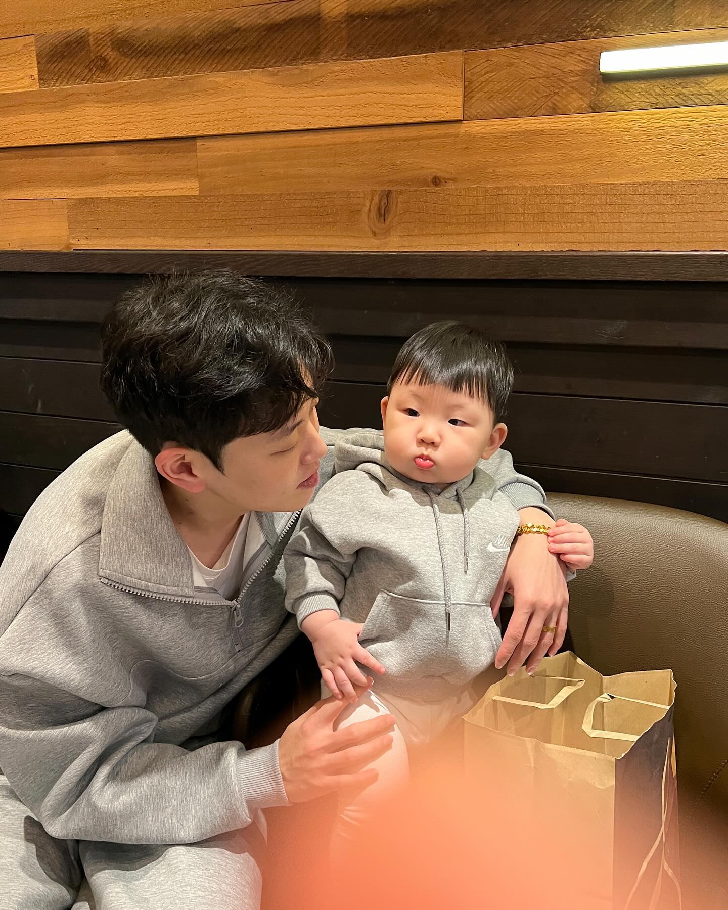 ෆ 

408days, 231215

따뜻한 푸딩같아 김떠누..🍮
오늘도 기분좋은 선우는 오오😲😲😲

#선우기록 #콩이기록 #13개월아기