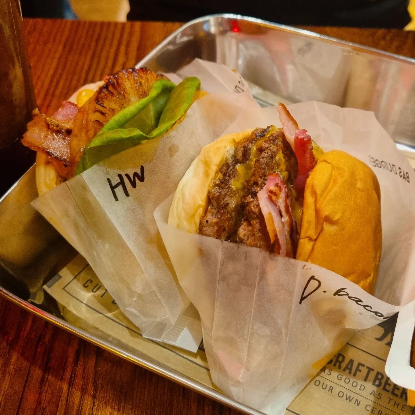 힙한 #수제버거 맛집이
회사 근처에 있어서
해삐했던 그날 🍔🍻

#햄버거 
#하와이안버거
#바스버거