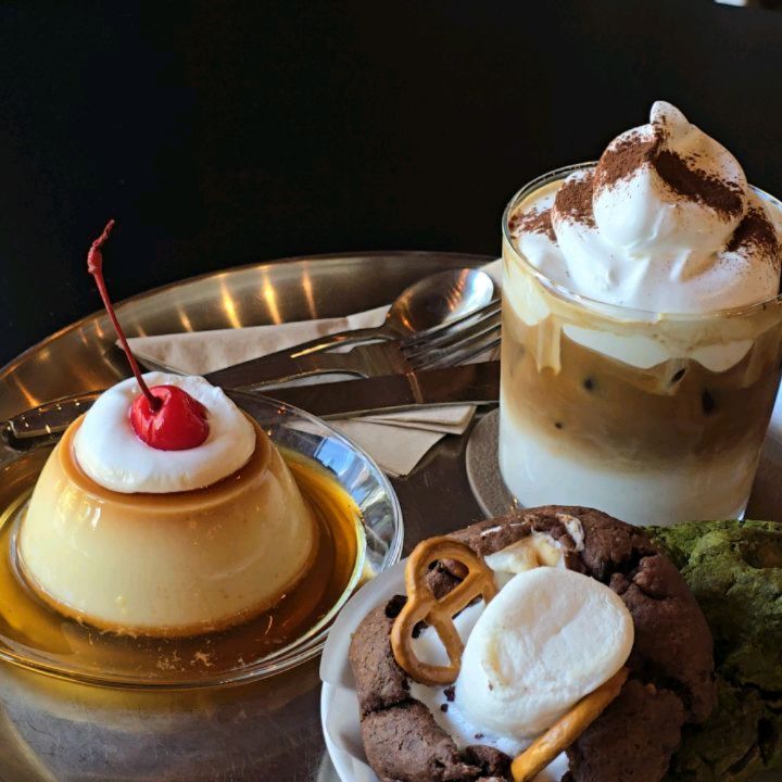☕️
#카페학산로 
명절에 용용과 쒀랑 다온이까지 같이 갔던 카페
#밀크푸딩 너무 맛있고 커피가 너무 맛있어서 
돌아오는 길에 가족들 마실 것도 샀는데 
디카페인커피는 산미때매 맛이 아쉽...ㅜ 
디카페인이랑 카페인 맛 똑같대서 샀는데 전혀다르다. 

일반 커피는 다 쫀맛!! 
또 가고싶다.

#정읍카페추천 #정읍예쁜카페 #카페투어 #카페여행자