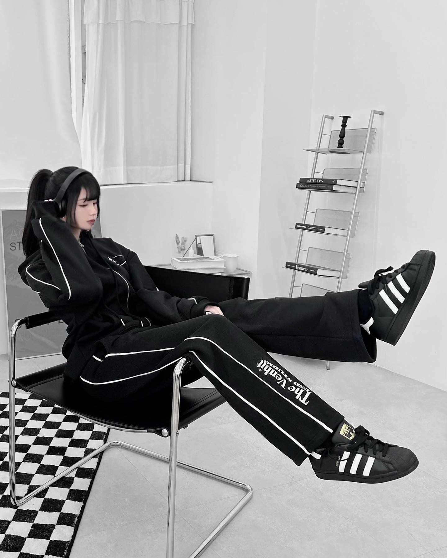 #협찬제품제공 

[VENHITXCROSSDRESSLY ; ♟️]

venhit_kr x crossdressly 콜라보 VC 로고 후드 집업 파이핑 팬츠 셋업이에욤🖤

벤힛 제품 예쁜거 다들 아시됴? (˶‾᷄ ⁻̫ ‾᷅˵)🤍 힝은 옷 살 때 무척 까다로운 편인데, 항상 최종픽은 벤힛일 정도에욤✨ 내돈내산도 많이하구, 주변에도 엄청 추천하는건 안비밀🤫

그런데 그 벤힛에서 핫한 크로스드레슬리랑 콜라보를 했지 모에욤🫢 후아,,이건 못챰지!!!!하면서 호다닥 입어봤답니당😈

세상 깔롱한 콜라보 셋업에 깔끔한 블랙 슈즈로 마무리해 보았는데, 어때욤! 잘 어울리는 것 같나욤?🖤

✔️ 유니크한 파이핑 사이드라인➰
✔️ 팬츠 스트링 디테일로 투웨이 연출 가능
✔️ 후드 집업 좌우 로고아트 포인트💫

#벤힛 #venhit #크로스드레슬리 #crossdressly #벤힛콜라보 #콜라보제품 #트레이닝셋업추천 #트레이닝셋업