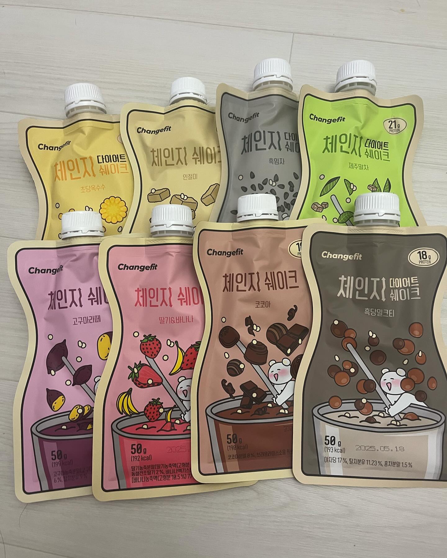 체인지핏 프로틴 쉐이크

아침을 못먹고 출근할때나 가벼운 점심,저녁을 먹고싶을때 먹기 딱 좋은 채인지핏 프로틴 쉐이크를 추천드릴게요~! 체인지핏 프로틴 쉐이크는 총 8가지 맛으로 구성되어 있습니다! 초당옥수수,흑당밀크티,인절미,딸기바나나,고구마,흑임자,코코아,말차 맛이 있어요 ㅎㅎ

저는 먼저 바쁘게 일을 하고 점심에는 좀 쉬고 싶어서 출근할때 챙겨온 흑임자 쉐이크를 먹어봤는데요! 흑임자쉐이크는 단백질 18g, 198kcal이고 그래놀라와 검은깨가 들어있어 씹는맛도 느낄 수 있어요! 저는 진짜 맛있는 쉐이크는 물에 타먹어도 맛있다! 라는 생각을 가지고 있어 파우치 그대로 물을 타서 먹었는데요! 

일단 그래놀라가 들어있어서 포만감을 느낄 수 있어 좋았고 물을 넣었는데도 진하고 달달하니 맛있더라구요! 체인지핏 프로틴 쉐이크가 좋은 이유는 맛뿐만이 아니라 동물성단백질과 식물성 단백질이 적절히 조합되어있어서 영양소의 균형이 잡혀있고 평소 챙기기 어려운 비타민8종과 미네랄3종까지 들어있어 더욱 건강하게 한끼를 해결 할 수 있었습니다ㅎㅎ 

또 차전차피,콜라겐,히알루론산,BCAA까지 다이어트에 좋은 성분들도 들어있어서 다이어트하기에도 딱이였어요! 그리고 체인지핏 프로틴쉐이크는 하루단백질의 33%를 함유하고 있더라구요! 흑임자 맛 뿐만 아니라 코코아맛, 고구마,인절미 까지 먹어봤는데요! 모두 맛있어서 출근하면서, 점심대용, 저녁대용으로 가볍고 맛있는 한끼를 먹을 수 있어서 좋았습니다 ㅎㅎ 
.
.
.
#협찬 #먹스타그램 #푸드스타그램 #맞팔 #맞팔해요 #맞팔환영 #맞팔선팔 #소소한행복 #소주 #소통 #좋아요반사 #좋아요 #좋아요환영 #좋아요환영 #food #체인지핏 #체인지핏쉐이크 #체인지핏프로틴 #체인지핏다이어트 #프로틴쉐이트 #프로틴쉐이크추천