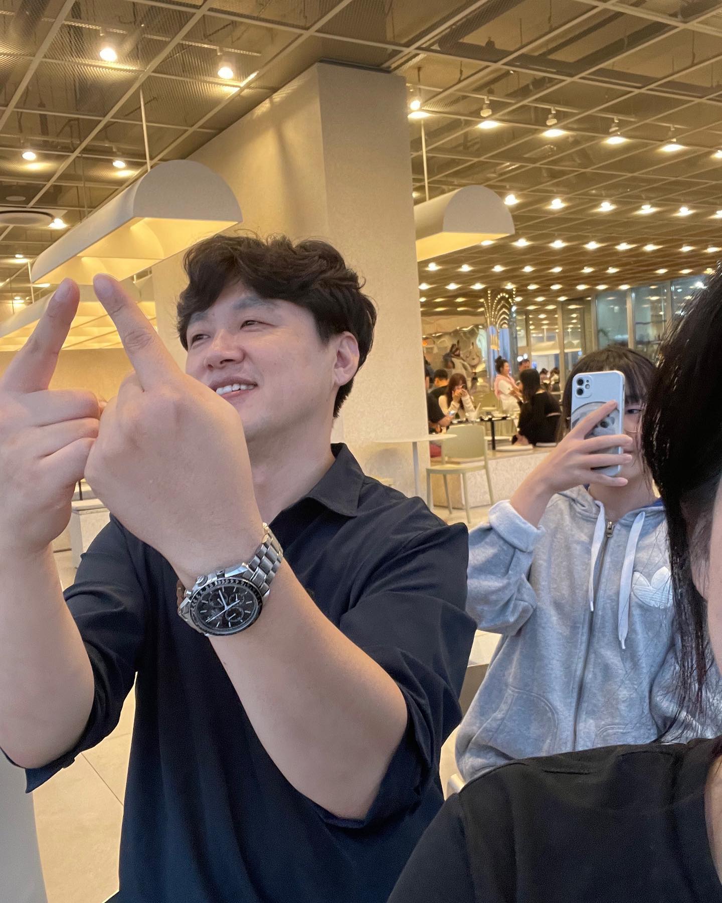 부산싸나이 고향 방문🌊

해녀촌갔다가 나오는길
외관 보고 여긴 뭐하는 곳인데 사람이 저렇게 많은가 하고 들어온 곳인데

선착장 같은 분위기🚢

굿타이밍으로 
저녁 노을과 함께
보름달 🌕 뜨는 순간
아름다움을 눈으로🫶🏻

아놔.. 
아이폰은 달님이랑 진짜 안친함🙃
갤럭시 달사진 볼때마다 👍🏻
그것만 부럽다🥹🤣🤣

#영도대형카페 #피아크
#부산여행 #부산카페 #부산데이트 
#부산가족여행 #추석연휴