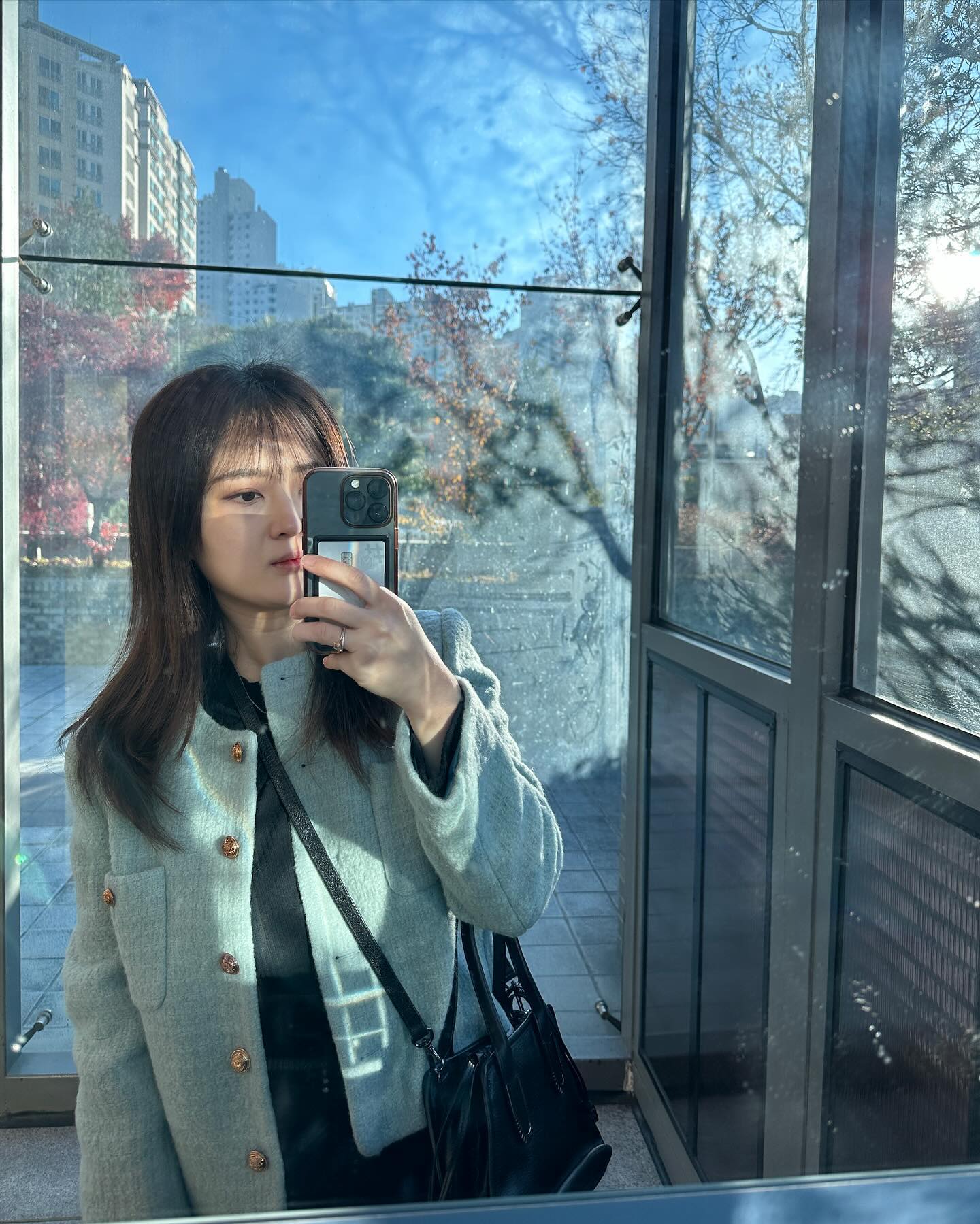 오늘은 어제보다 기온이 좀 올랐길래 
제가 아끼는 도톰한 숏코트 입었어요ㅎㅎ 따숩네요
추위 안타는게 첨엔 남편 말대로 체온이 낮아서 그런가 싶었는데 몸안에서 열이 못빠져나가는 느낌이라 한의원을 가봐야 하나 싶습니다🤔
마지막 사진은 일하다 고독 씹는 컨셉인데...사실 더워서 바람 쐬려고 창가 가있던거 팀원분이 찍어주셨슴당 헤헤

#출근룩 #데일리룩 #ootd #출근룩기록 #데일리코디
