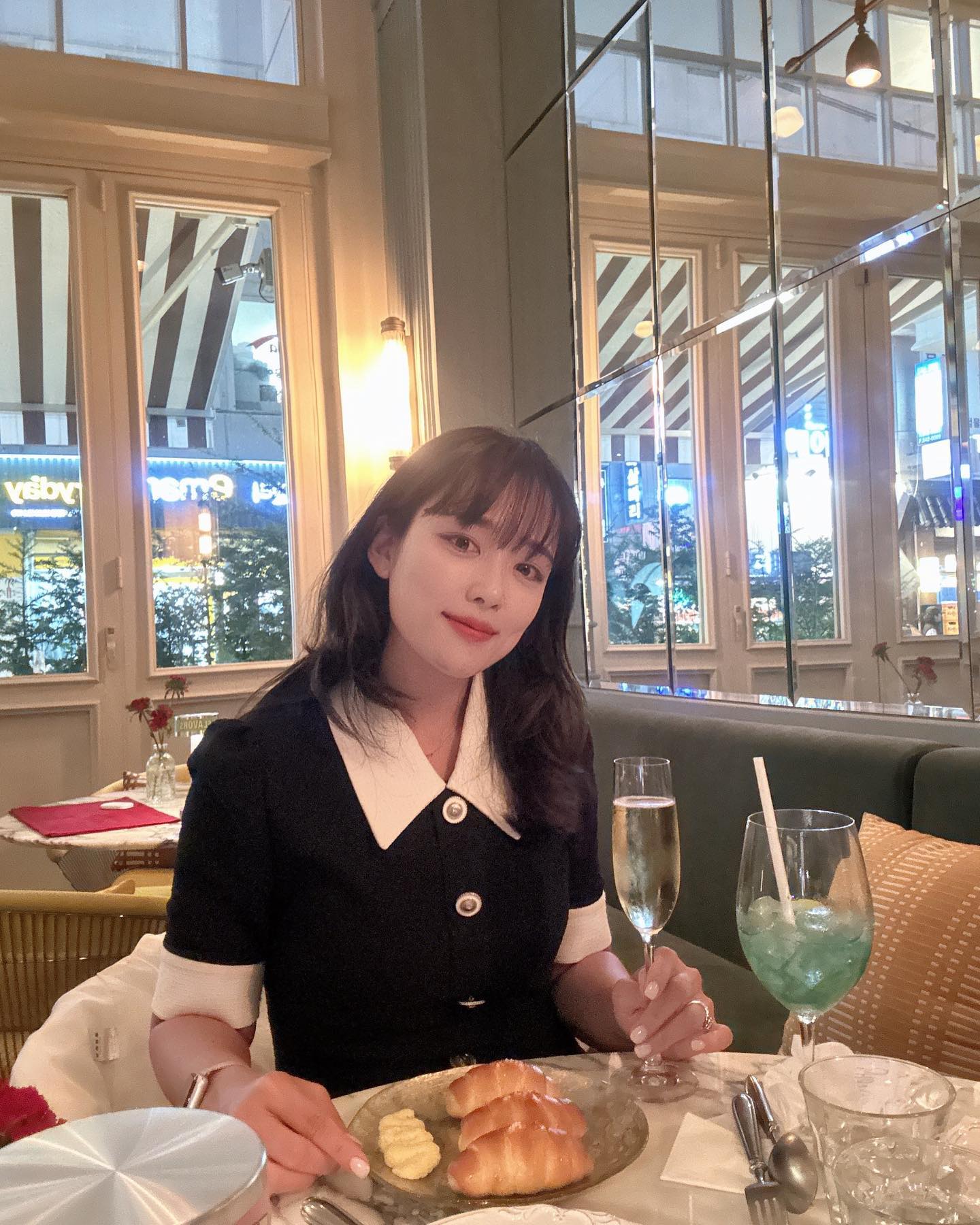요리도 분위기도 같이 한 사람들도 더할 나위없이 완벽했던 다이닝 ✨

잠깐 유럽 다녀왔잖아요 ? ㅋㅋㅋ

가로수길에 핫플레이스 많지만 하나만 가야한다고 하면 주저 없이 여기 !!
#플레이버스바이바프

여러분이 생각하는 그 바프에서 운영하는 곳 맞구요 
특색있는 분위기에 신선한 재료 퀄리티 있는 요리 
분위기 맛 서비스 모두 완벽해👍

저희 원픽은 ❤️뇨끼❤️ 였는데 진짜 쫀득함이 대박 꼭 시키세요 강요입니다

📍서울시 강남구 강남대로 158길 26 1층 
⏰10:00 - 22:00 / 일요일 - 16:00
🕰️브레이크 타임 16:00 - 17:30
✔️매주 월요일 정기휴무
✔️발렛파킹 가능