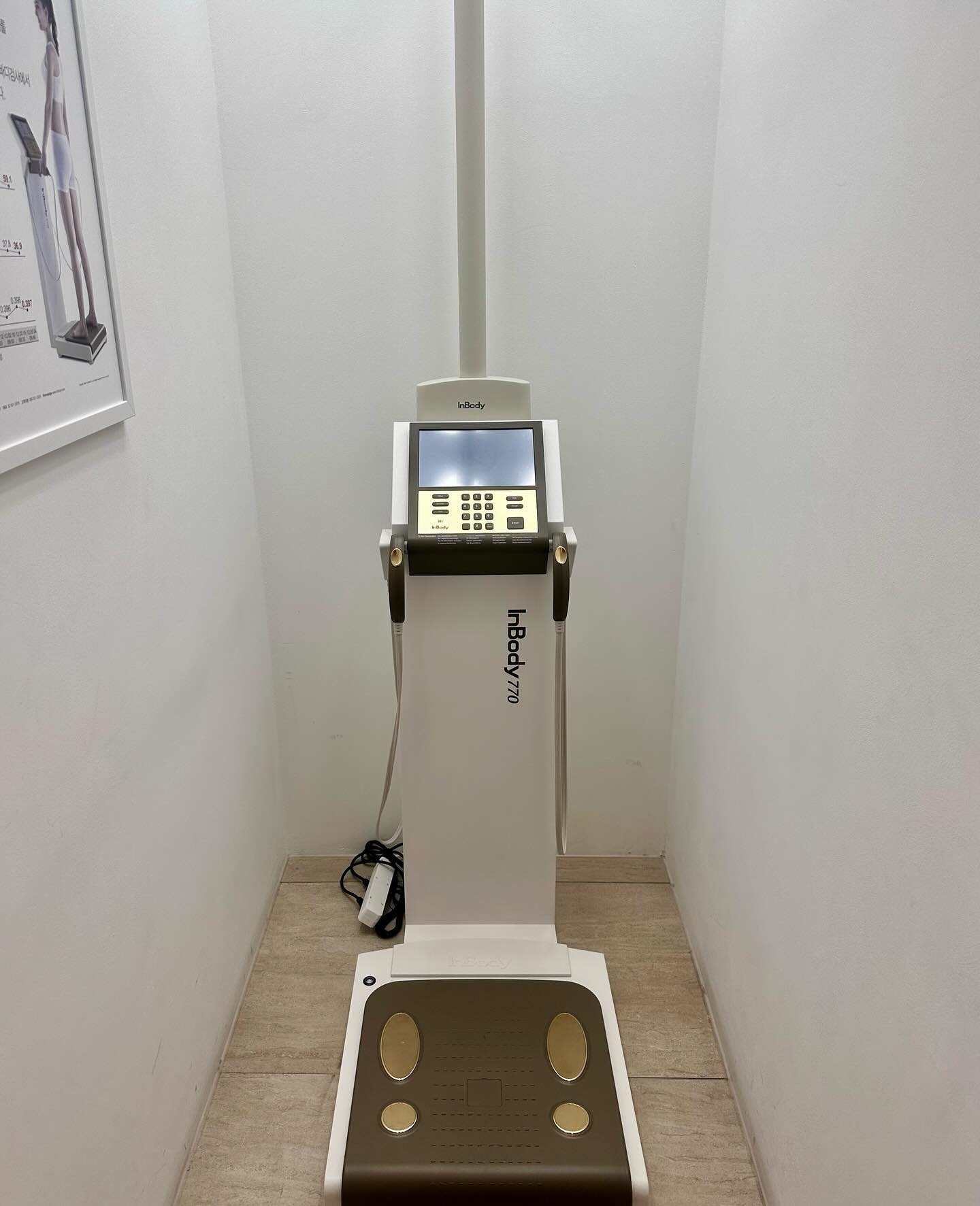 오늘부터 다이어트 시작.. #아비쥬 #아비쥬강남 #인바디 
피한다고 피해지는게 아니구나.. 충격적이얌😂🫨
그래서 오늘 점심은 다이어트식단!! 훈제오리 배추찜🫶🏻
맛있으면서 다이어트가 된다니 기대가 되는구만?!
열심히 일하고 먹는점심 꿀맛😂 (왜맛있니)

아비쥬에서 일하면 좋은점 인바디기계가 있어서
인바디하러 따로 다른데 안가도 바로할수있어서 너무좋다.
얼떨결에 쉬는시간에 피부쌤들이랑 인바디를 했는데
처음엔 기계가 고장난줄.. 
마음을 바로잡고 결과를 받아들여
오늘부터 다이어트..Start 
(인바디야 나의 다이어트 다짐을 할수있도록 해줘서 정말 고마워^^)
매주 인바디 해야징👍🏻❤️