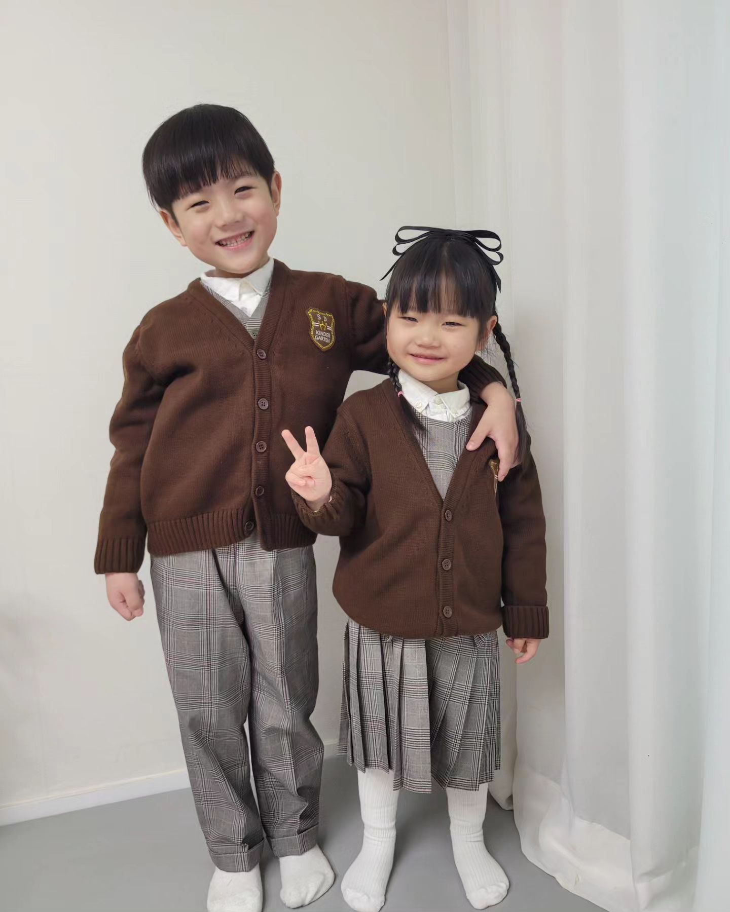 겨리벼리 이제 같은 유치원♡
같은곳에 다니는것이 얼마나 편한지  다시한번 느낀다.

오빠가 다니던곳에 작년오뻐 담임샘이 별이 선샘님이되어
엄마마음은 한결놓인다.
오빠랑 첫날부터 아주 잘들어가고 잘지내고있다.
컨디션도 이상무!

오빠가 챙겨준다고 마구마구 이야기 ㅋㅋㅋㅋ 나름귀엽다.