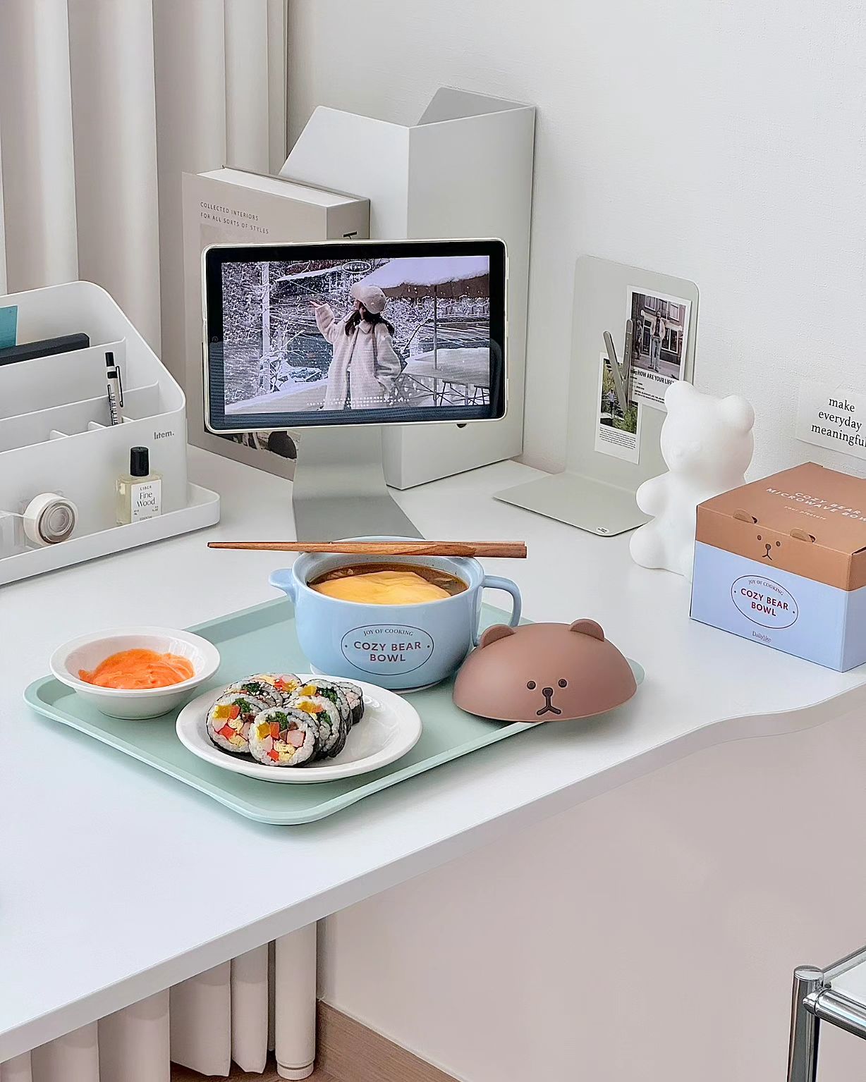 제품제공. 주문하신 라면세트 나왔습니다 :)
오늘은 김밥 + 라면으로 혼밥 모드 ➰️
선물하기 좋은 전자레인지 용기 :) 너무 귀엽잖아 🐻

귀여운 거 못 참는 아주미 눈에서 하트 뿅뿅 나오게 만드는 데일리라이크 코지 베어 세라믹 전자레인지 용기 선물 받았어요.
기존에 사용하던 전자레인지 용기는 너무 촌스러워서 식탁 위에 올릴 수 없었는데🫣 코지 베어 전자레인지 용기는 너무 귀여워서 조리하고 식탁 위로 직행~ 혼밥 하기에도 좋은 사이즈예요.

오늘처럼 혼밥 모드엔 라면 끓이기도 세상 귀찮아하는 1인이지만 김밥엔 또 라면이 필요한 사람〰️ 가끔 봉지 라면으로 끓인 치즈라면이 먹고 싶을 때 제가 사용하는 방법이에요.
전자레인지 용기에 스낵면을 넣고, 끓인 물 넣어 뚜껑 덮고 전자레인지 2분 돌려주면 완성! 기호에 따라 체다치즈 올려주면 간편하게 맛있는 치즈라면 맛볼 수 있어요.

안심하고 사용할 수 있는 세라믹 소재에 귀여움까지 겸비한 코지 베어 세라믹 전자레인지 용기는 신혼부부, 1인 가구, 집들이 선물 등 선물하기 좋은 제품이에요. 
마침 오늘부터 카카오톡 선물하기 프로모션 이벤트 진행한다고 하니 선물하실 분들 참고하셔요♡

✅️[코지 베어 세라믹 전자레인지 용기] 카카오톡 선물하기 단독 프로모션 
- 이벤트 기한 : 1월 29일~ 2월 4일
- 코지 베어 세라믹 전자레인지 용기 구매 시 [동구 실리콘 주방장갑 2P ] 무료증정 (선착순) 
- 무료배송

dailylike_official 

.
.
.
.
.
.
.

#데일리라이크 #카카오톡선물하기 #전자레인지용기 #코지베어세라믹전자레인지용기 #데일리라이크키즈 #데일리라이크전자레인지용기 #DAILYLIKE