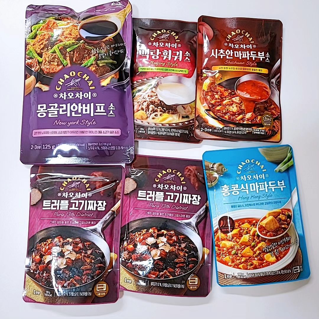 #협찬
.
차오차이 트러플 고기짜장
+
시추안 마파두부 소스 + 백탕 훠궈 소스 + 몽골리안 비프 소스 +
홍콩식 마파두부
.
새로운 중화 미식의 발견!!!

홍콩 마파두부, 뉴욕 몽골리안 비프, 상하이 동파육..
중화미식 가득한 신규브랜드 차오차이!

일상의 재료에 차오차이가 더해지면
고급 중식 레스토랑에서만 먹을 수 있던 중화미식을
집에서도 쉽고 다양하고 맛있게! 
.
.
야근하고 집에와서 요리하기 힘든날에는
전자레인지에 1분만 쓰윽 돌리면 트러플향의 짜장이 완성!
조리도 쉽고간단하고 맛은 풍미가득하고 맛있고!!!
트러플 향이 가득하다보니 일반짜장보다는 훨씬 고급진맛!

맛있게 먹어서 다른 제품들도 기대만땅중!
.
.
.
오프라인
이마트에서 1+1 행사 중(3/15-4/4)

온라인
bit.ly/49R7bSy
.
.
.
#차오차이 #중화미식 #중화요리 #중식 #차오차이소스 #짜장밥 #짜장면 #짜장레시피 #짜장만들기 #트러플고기짜장